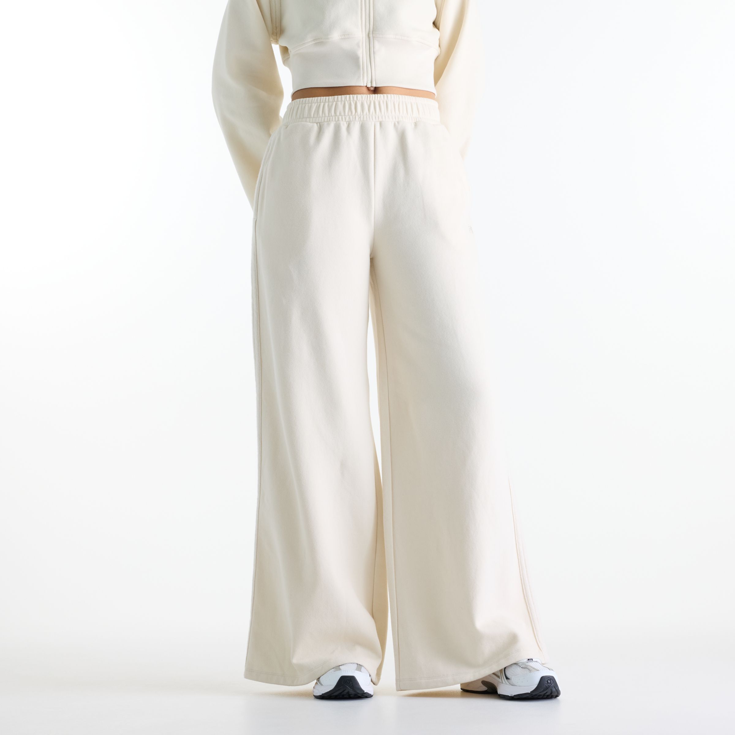 Nisaa is wearing size S and is 5'10"/177.8cm. Chest: 32"/81.28cm, Waist: 26"/66.04cm, Hips: 39"/99.06cm