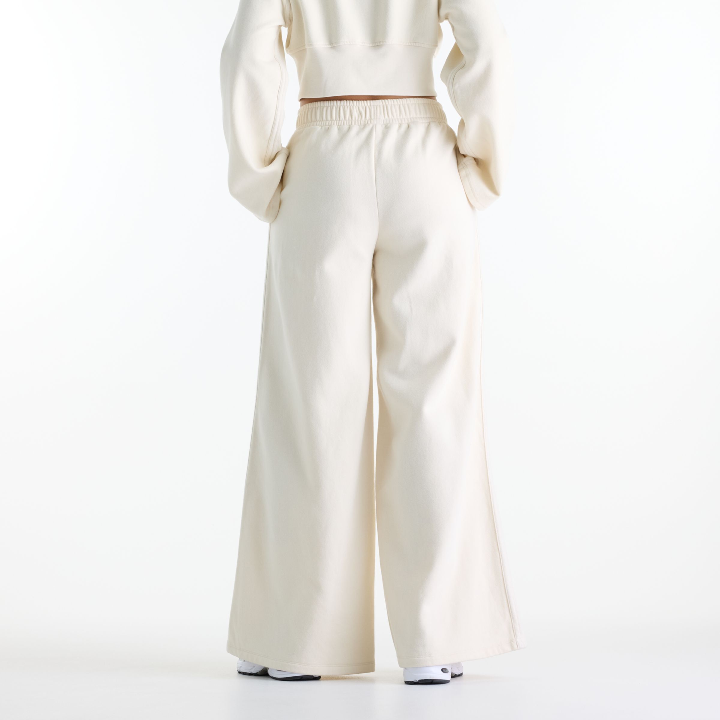 Nisaa is wearing size S and is 5'10"/177.8cm. Chest: 32"/81.28cm, Waist: 26"/66.04cm, Hips: 39"/99.06cm