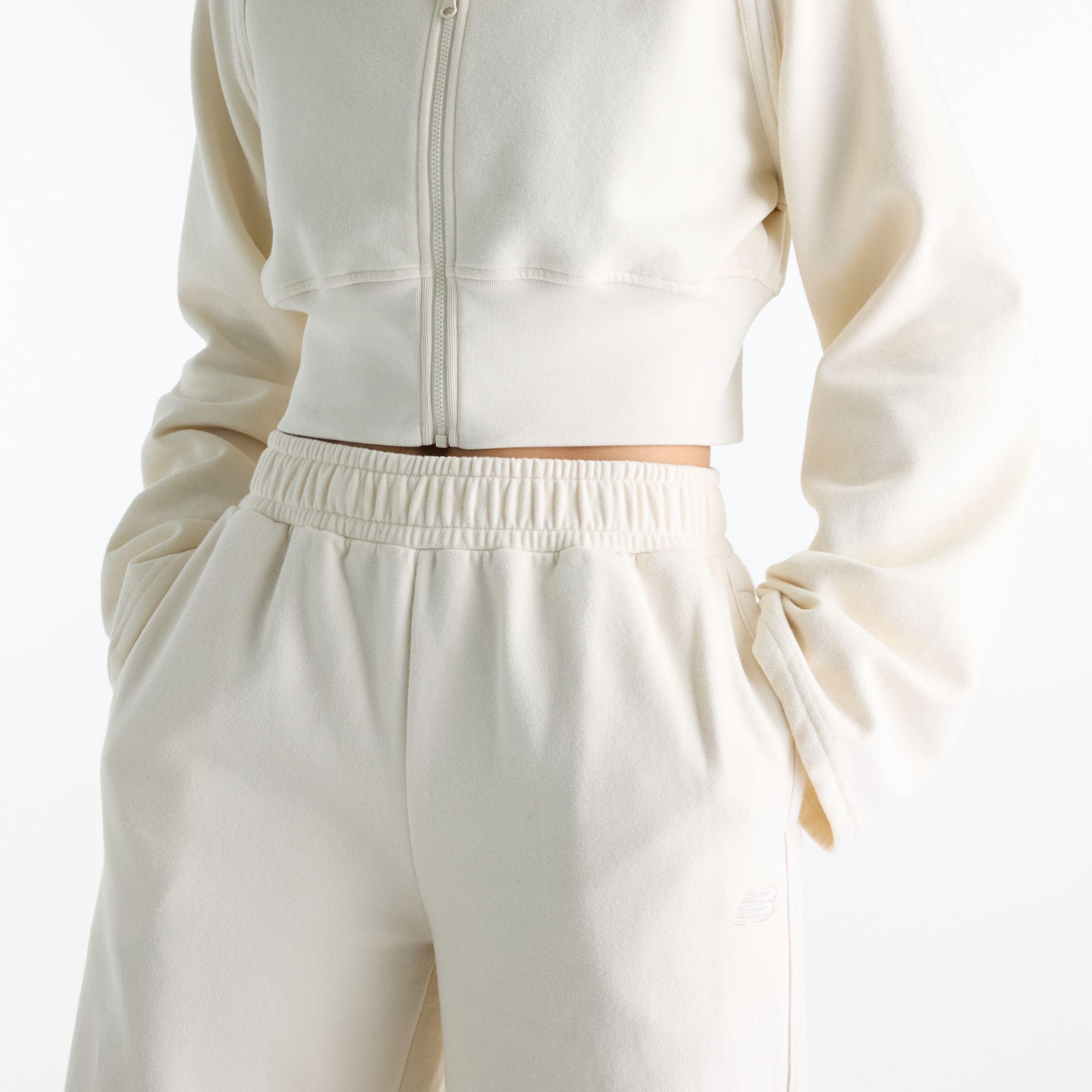 Nisaa is wearing size S and is 5'10"/177.8cm. Chest: 32"/81.28cm, Waist: 26"/66.04cm, Hips: 39"/99.06cm
