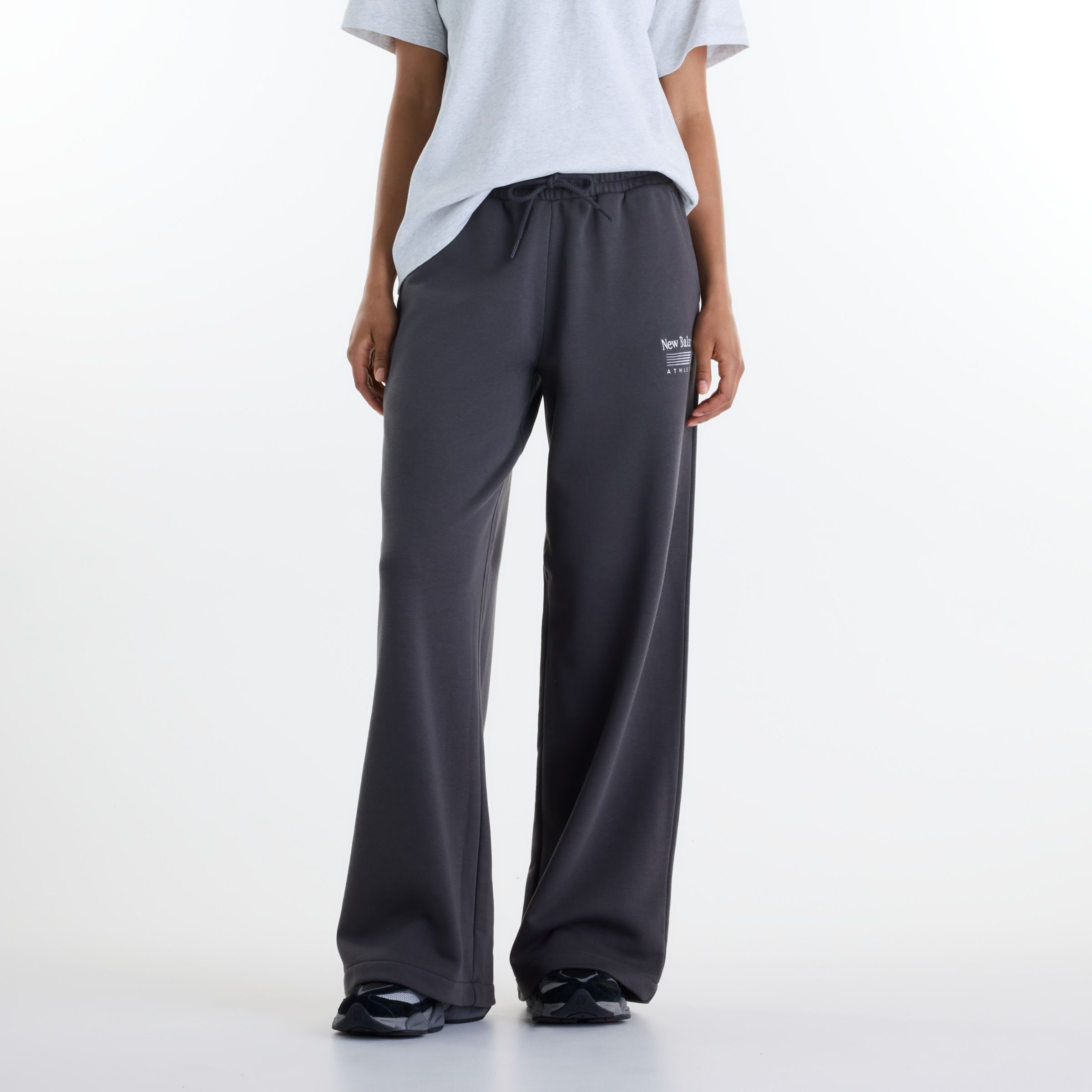 Chi is wearing size S and is 5'9"/ 175cm. Chest: 32"/81cm, Waist: 24"/61cm, Hips: 35"/89cm