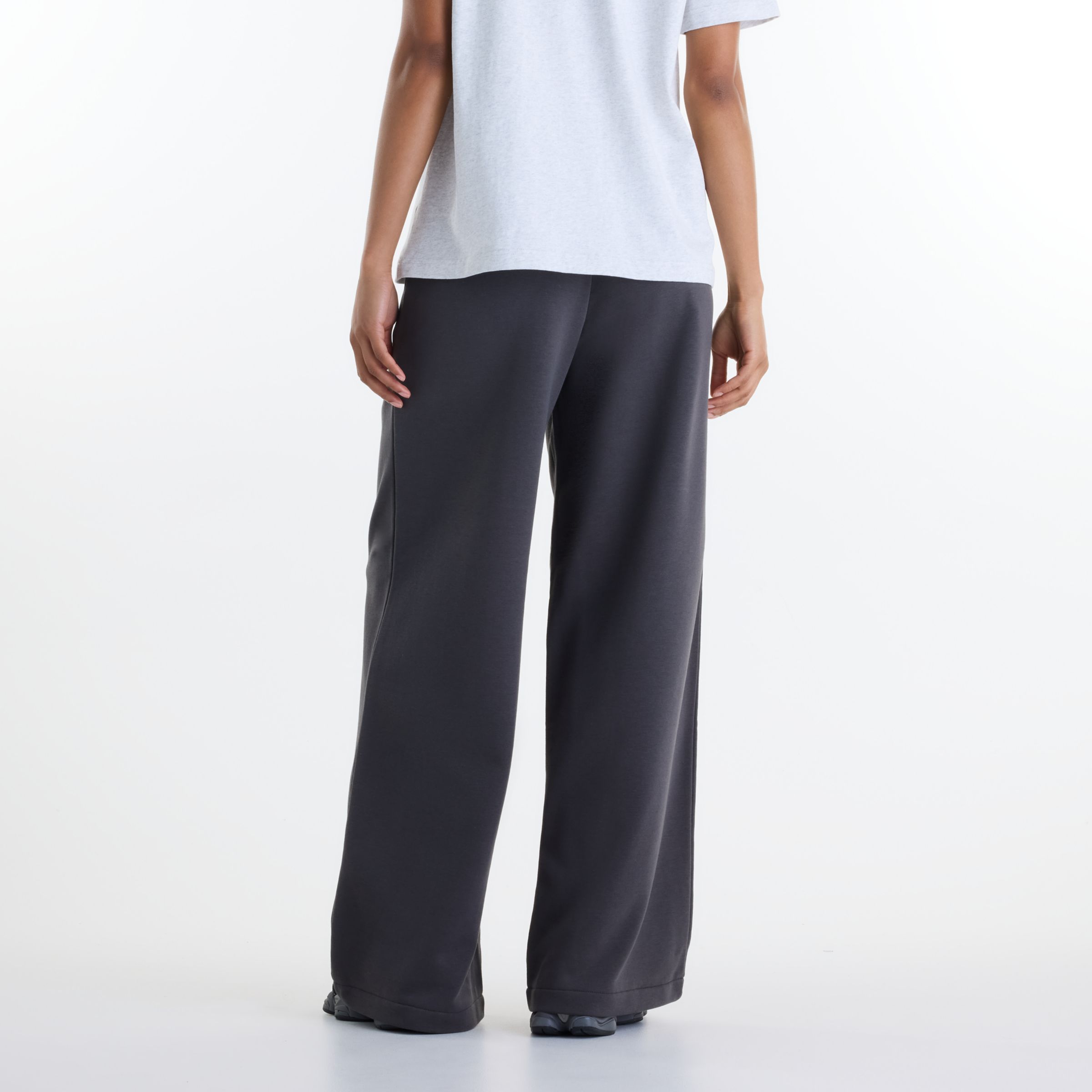 Chi is wearing size S and is 5'9"/ 175cm. Chest: 32"/81cm, Waist: 24"/61cm, Hips: 35"/89cm