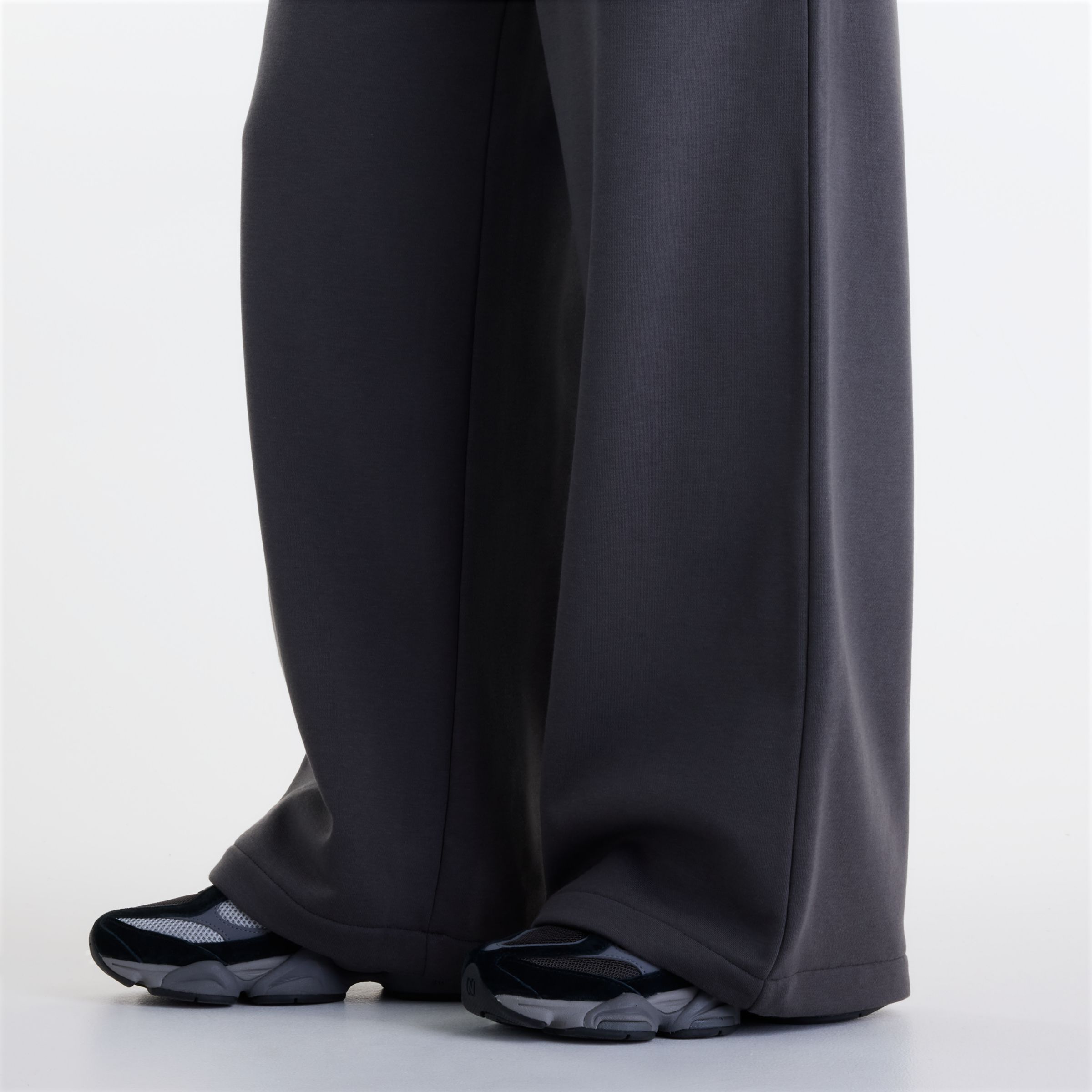 Chi is wearing size S and is 5'9"/ 175cm. Chest: 32"/81cm, Waist: 24"/61cm, Hips: 35"/89cm