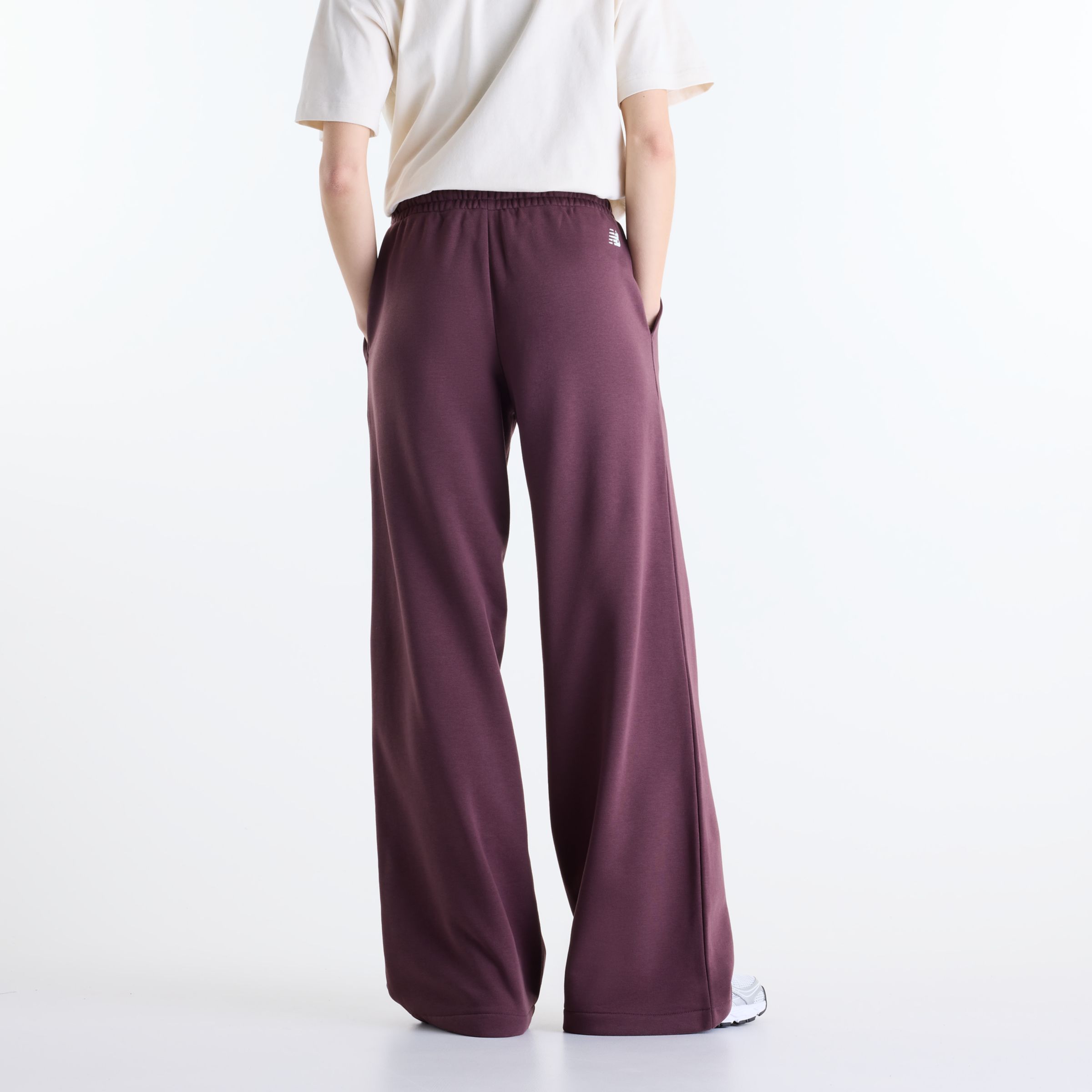 Gemma 穿著尺碼 S, 身高 5'7"/170.18cm 公分. 胸圍 : 30.5"/77.47cm, 腰圍 : 24"/60.96cm, 臀圍 : 35"/88.9cm
