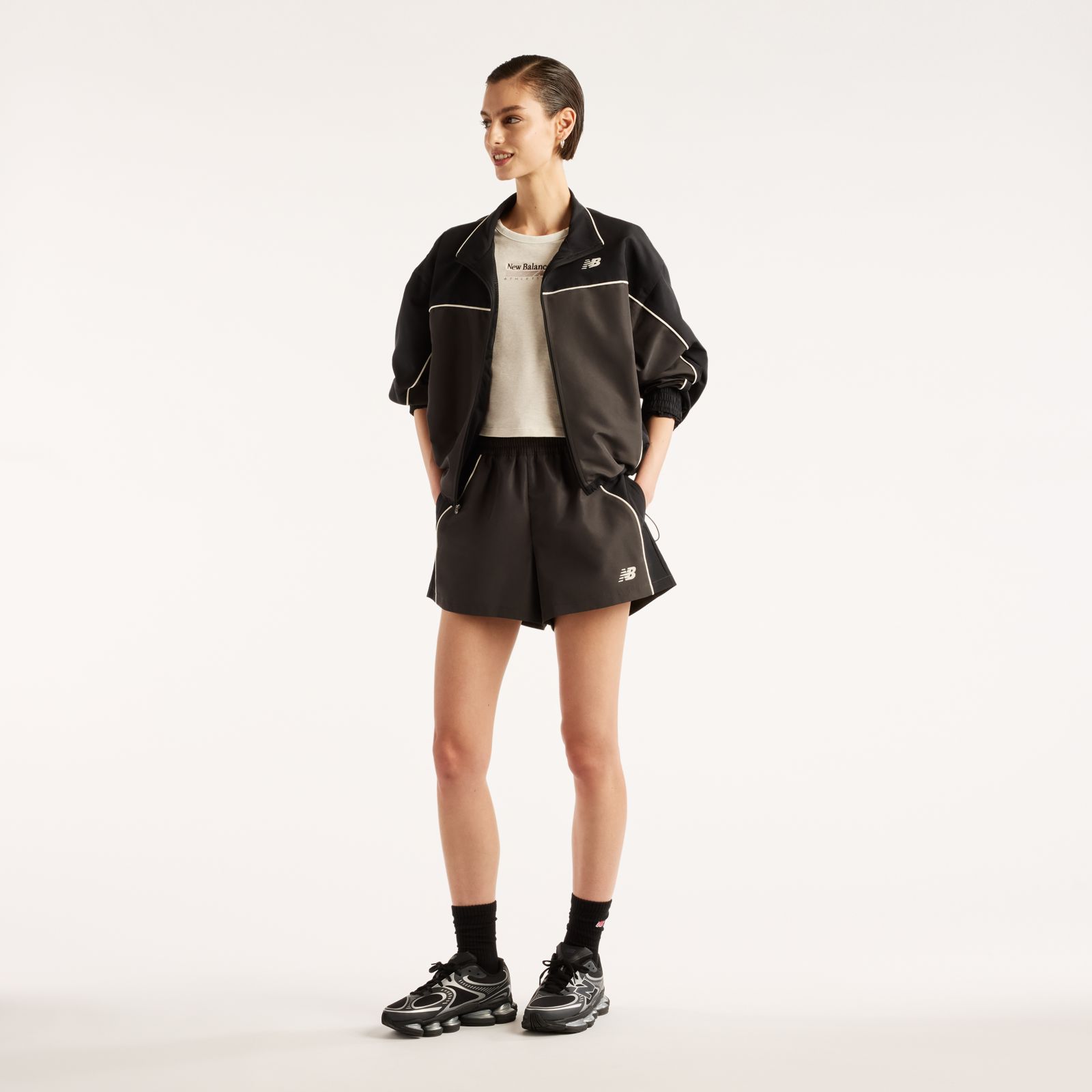 Женские брюки New Balance Trackside Woven Short — фото 2