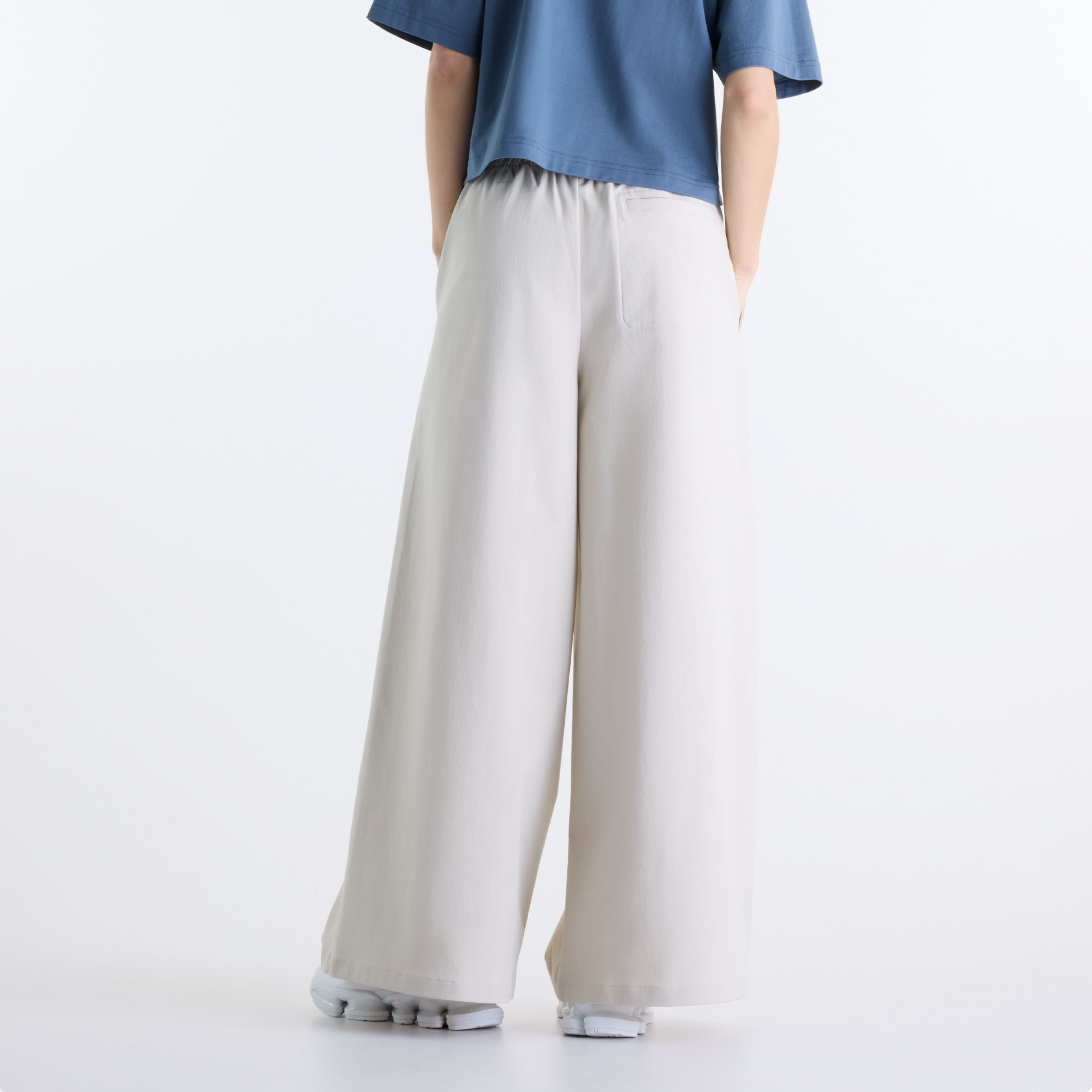 Gemma is wearing size S and is 5'7"/170.18cm. Chest: 30.5"/77.47cm, Waist: 24"/60.96cm, Hips: 35"/88.9cm