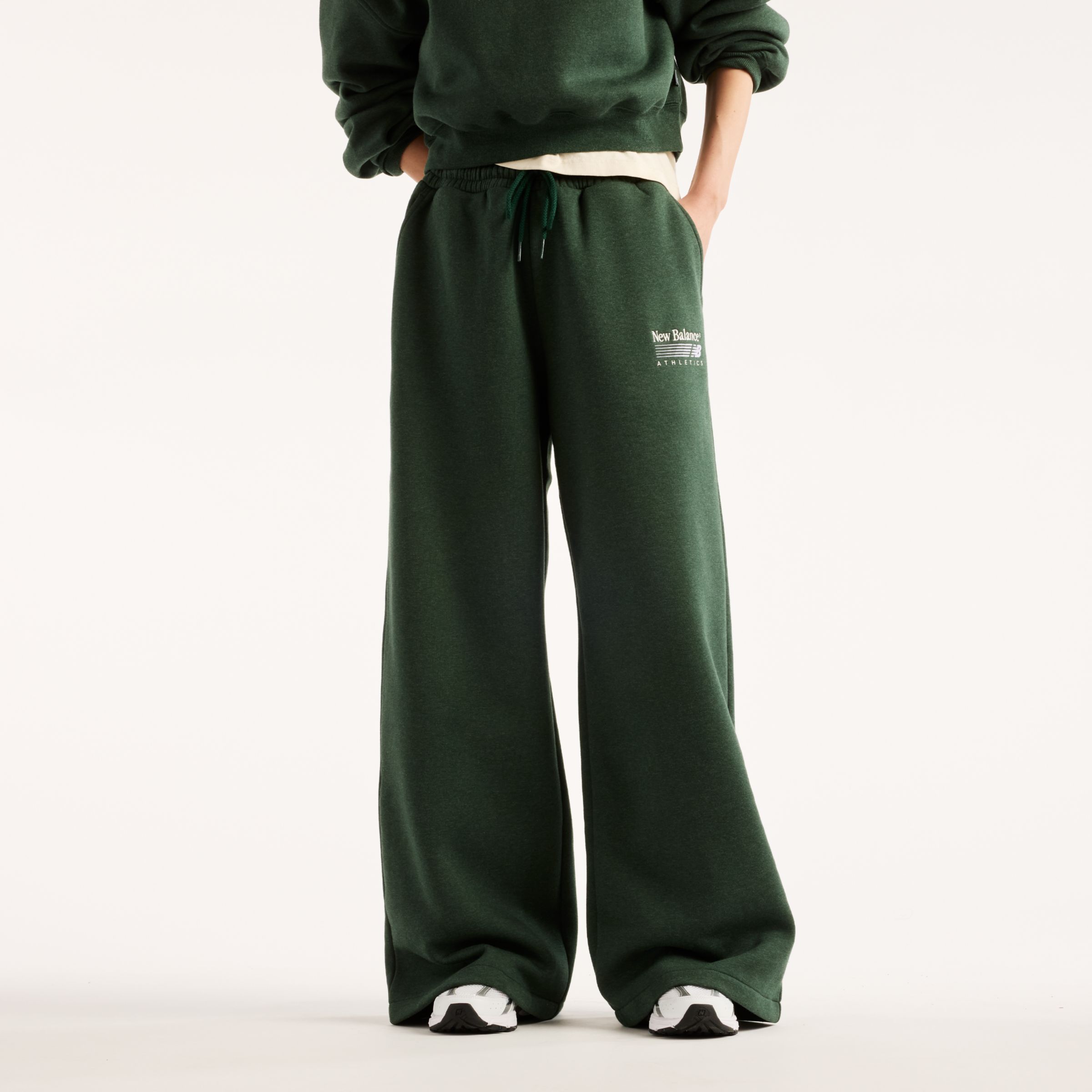 Orietta is wearing size S and is 5'8.5"/174cm. Chest: 31.5"/80cm, Waist: 23"/58cm, Hips: 34"/86cm