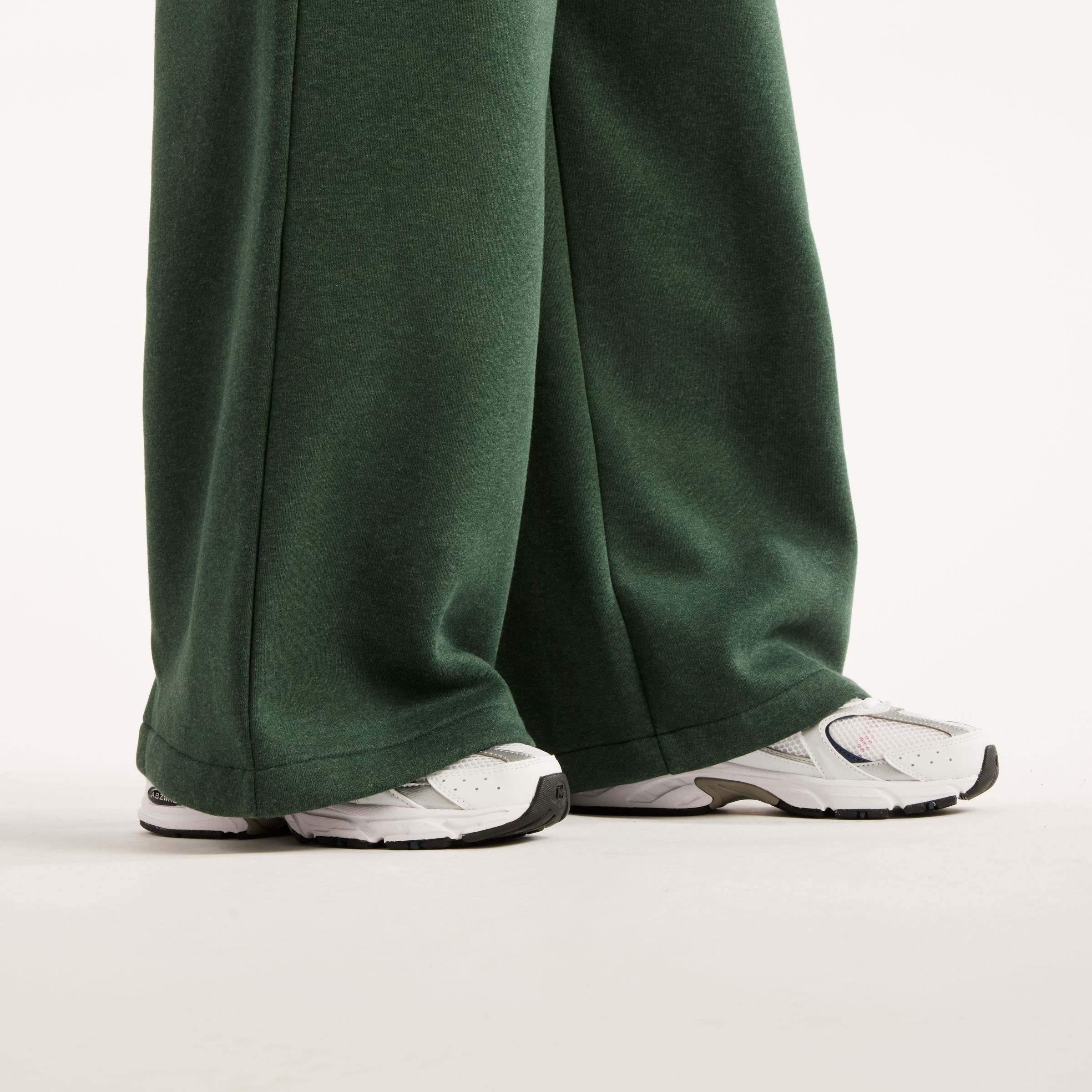 Orietta is wearing size S and is 5'8.5"/174cm. Chest: 31.5"/80cm, Waist: 23"/58cm, Hips: 34"/86cm