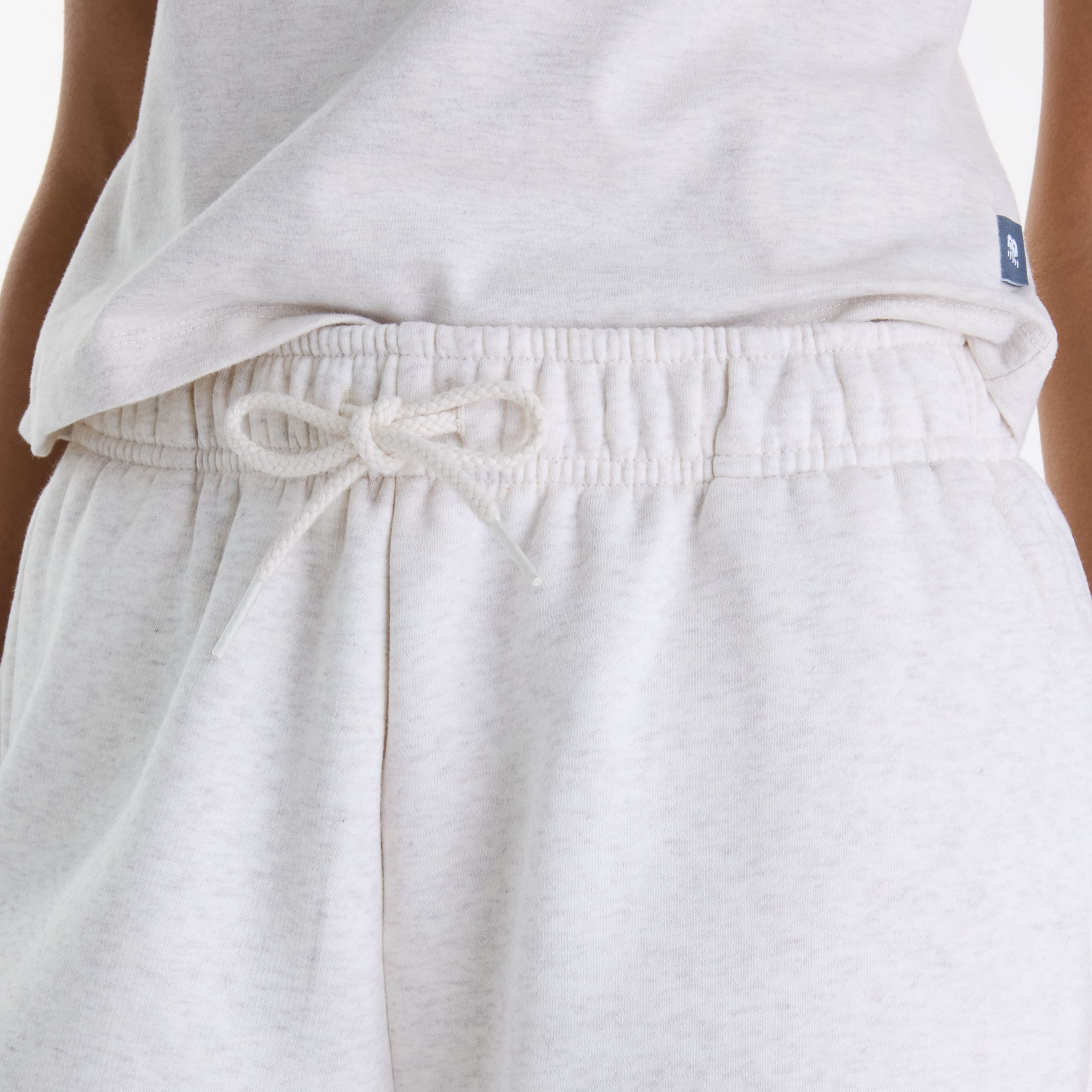 Chi is wearing size S and is 5'9"/ 175cm. Chest: 32"/81cm, Waist: 24"/61cm, Hips: 35"/89cm