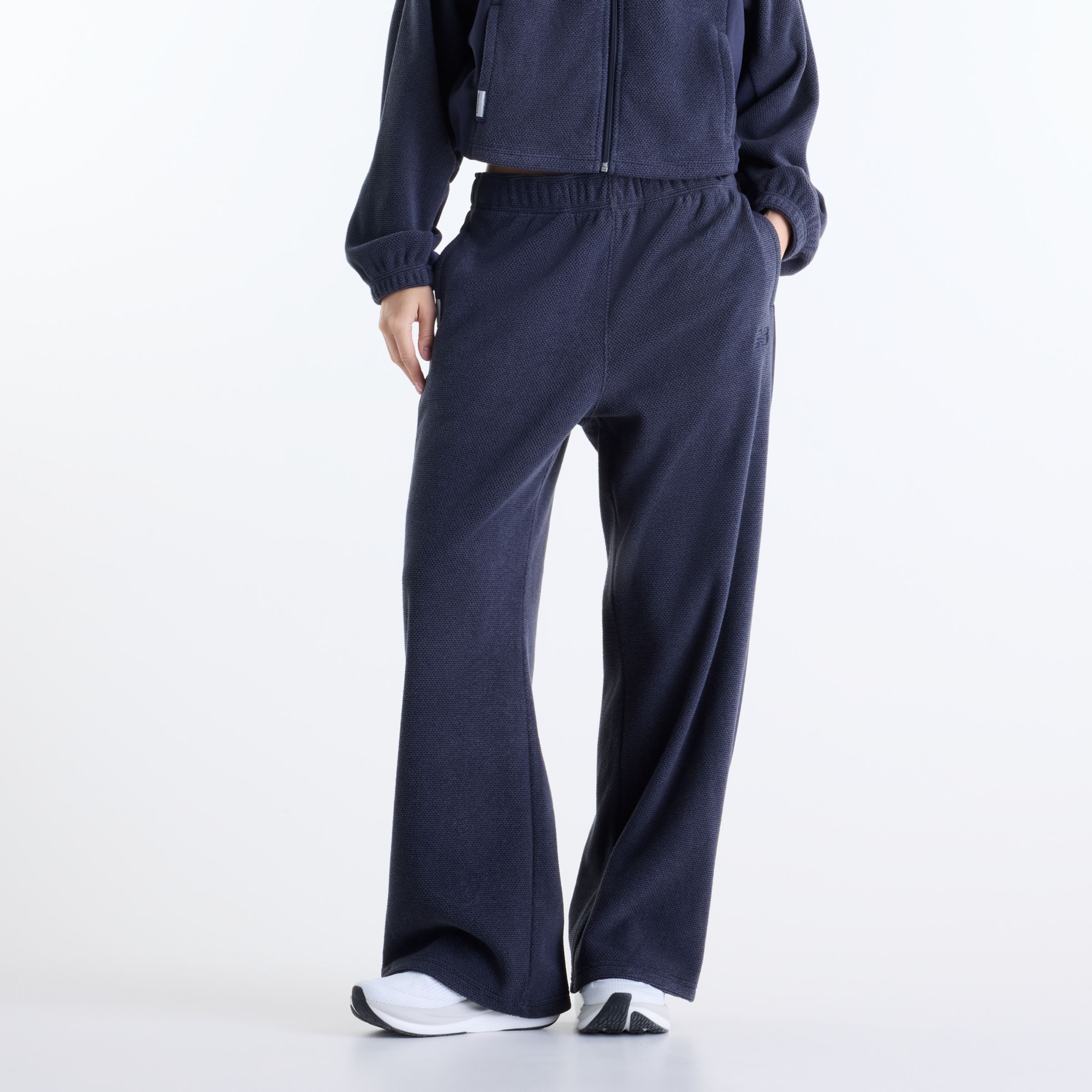 Gemma is wearing size S and is 5'7"/170.18cm. Chest: 30.5"/77.47cm, Waist: 24"/60.96cm, Hips: 35"/88.9cm
