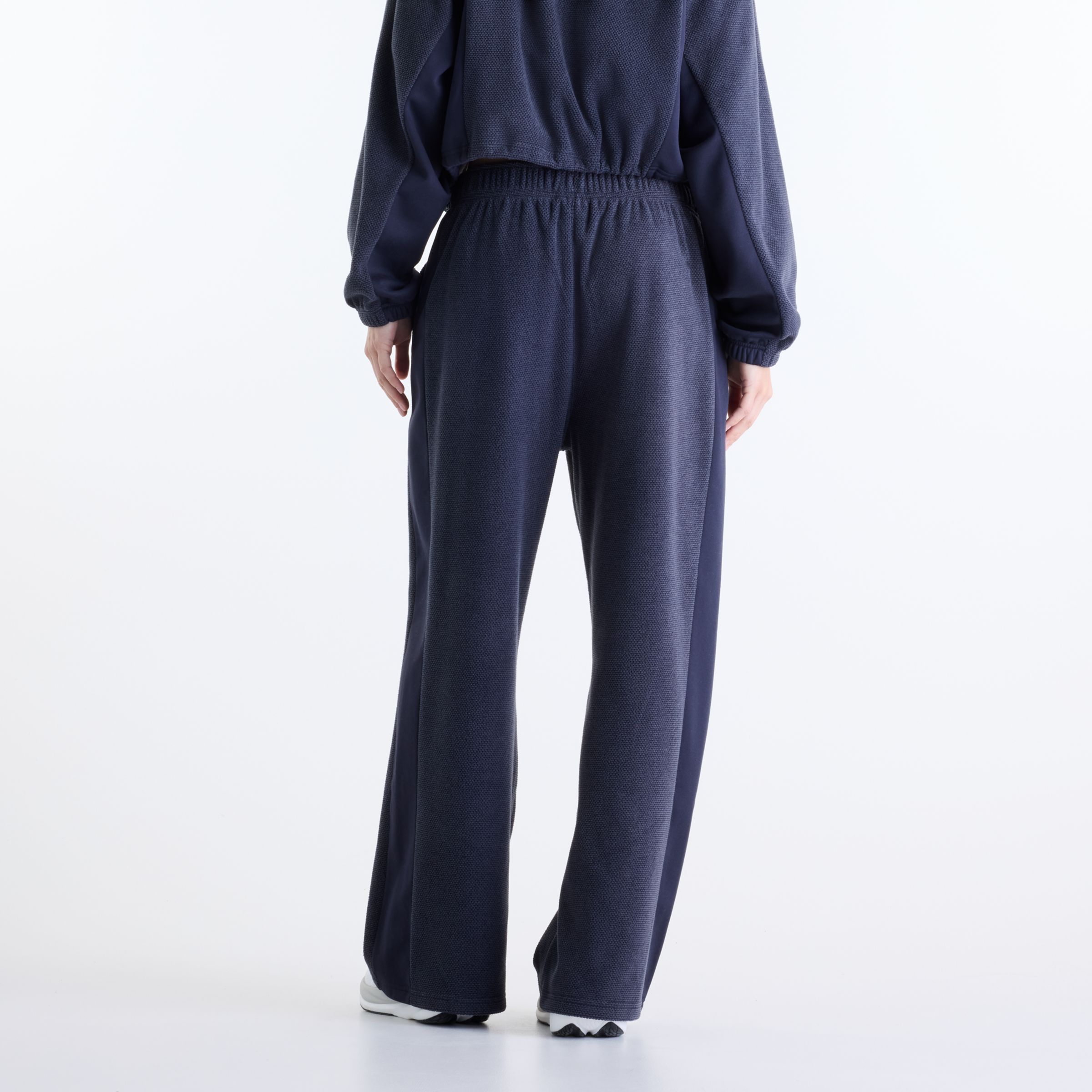 Gemma is wearing size S and is 5'7"/170.18cm. Chest: 30.5"/77.47cm, Waist: 24"/60.96cm, Hips: 35"/88.9cm