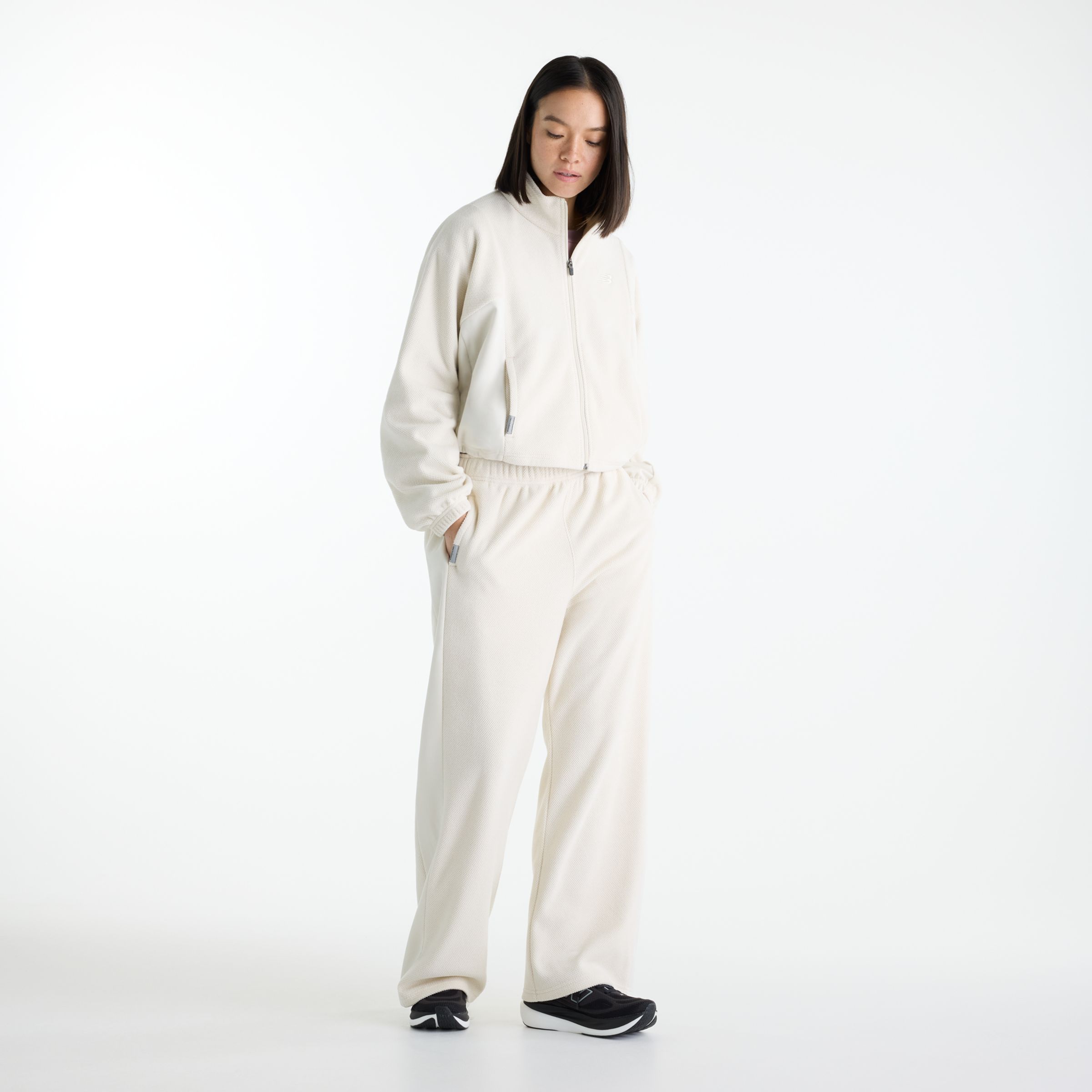 Gemma is wearing size S and is 5'7"/170.18cm. Chest: 30.5"/77.47cm, Waist: 24"/60.96cm, Hips: 35"/88.9cm