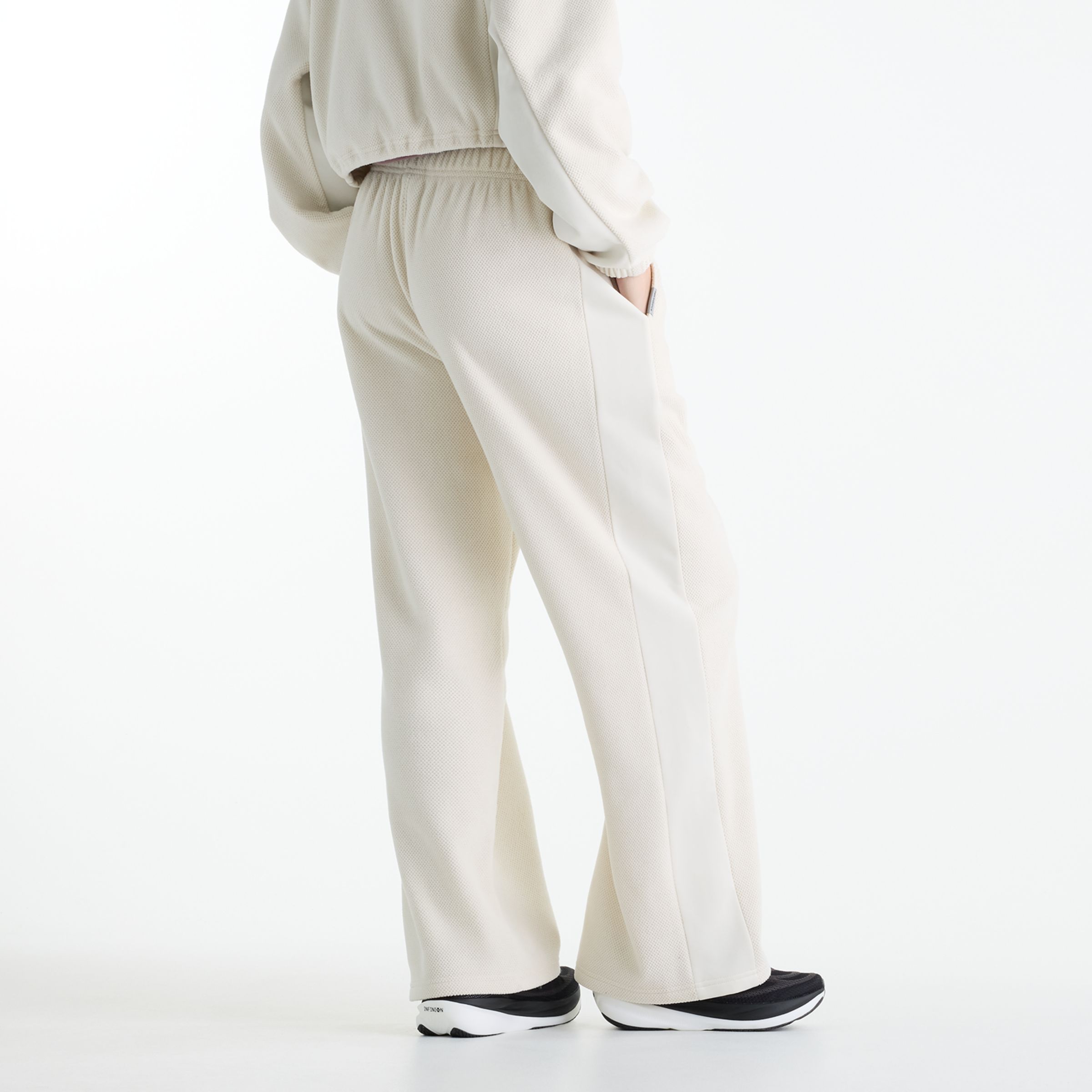 Gemma is wearing size S and is 5'7"/170.18cm. Chest: 30.5"/77.47cm, Waist: 24"/60.96cm, Hips: 35"/88.9cm