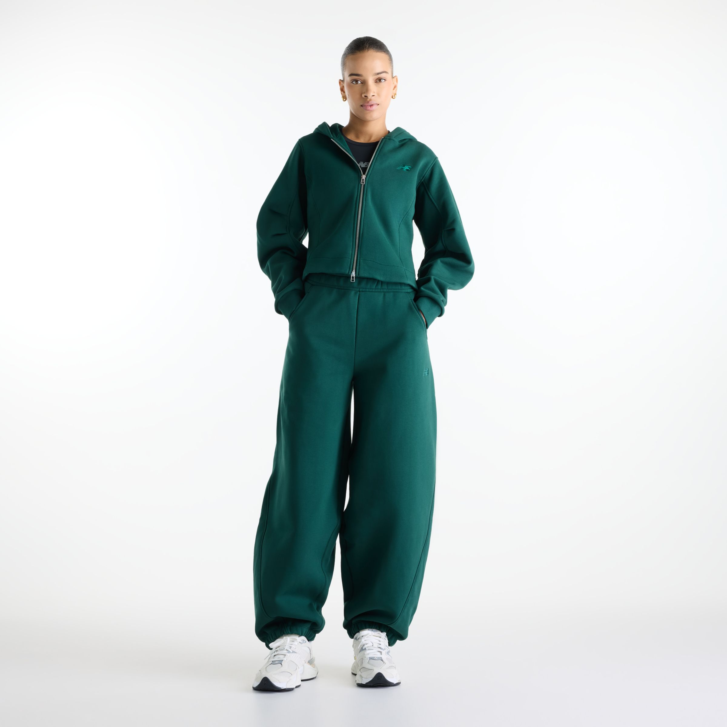 Nisaa is wearing size S and is 5'10"/177.8cm. Chest: 32"/81.28cm, Waist: 26"/66.04cm, Hips: 39"/99.06cm