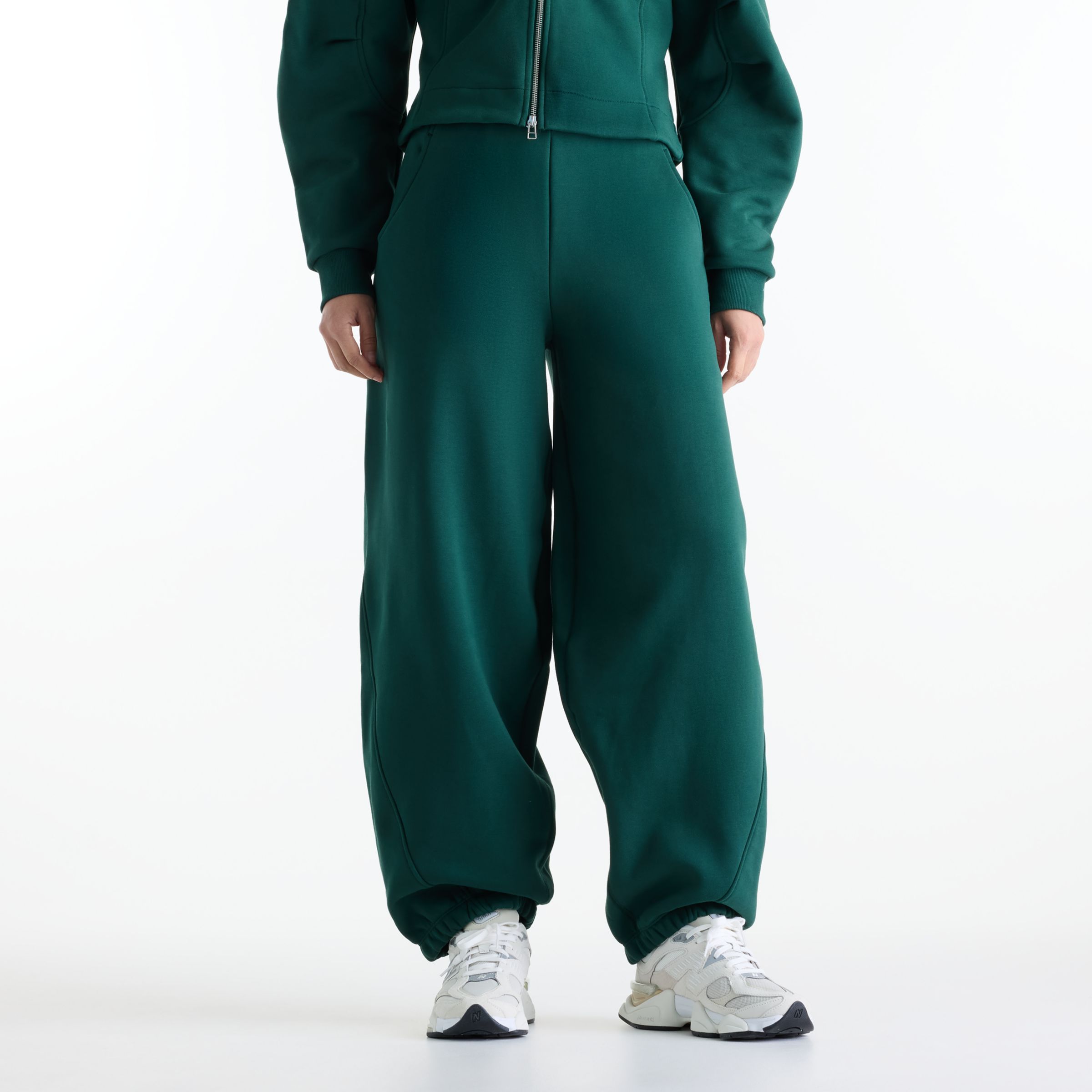 Nisaa is wearing size S and is 5'10"/177.8cm. Chest: 32"/81.28cm, Waist: 26"/66.04cm, Hips: 39"/99.06cm