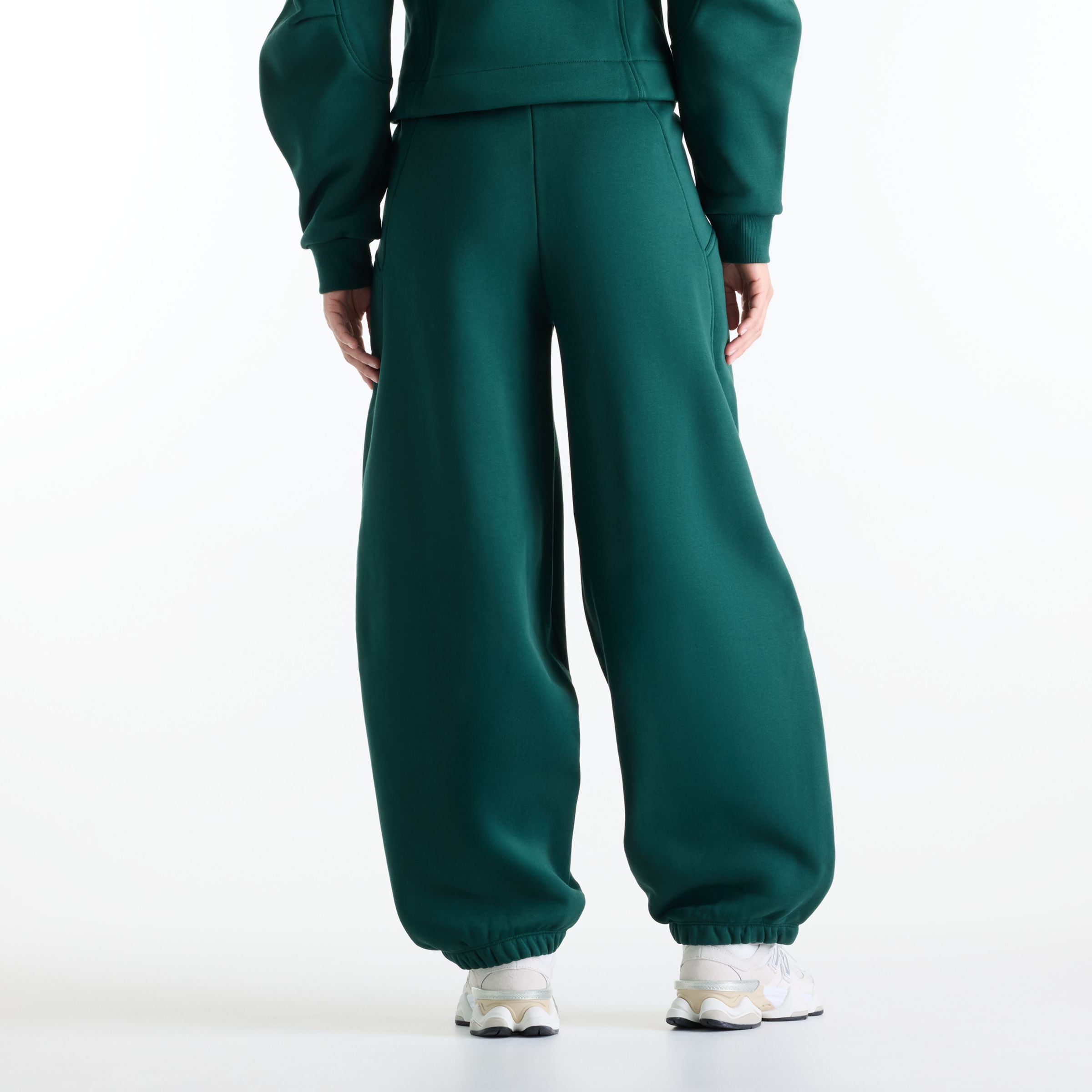 Nisaa is wearing size S and is 5'10"/177.8cm. Chest: 32"/81.28cm, Waist: 26"/66.04cm, Hips: 39"/99.06cm