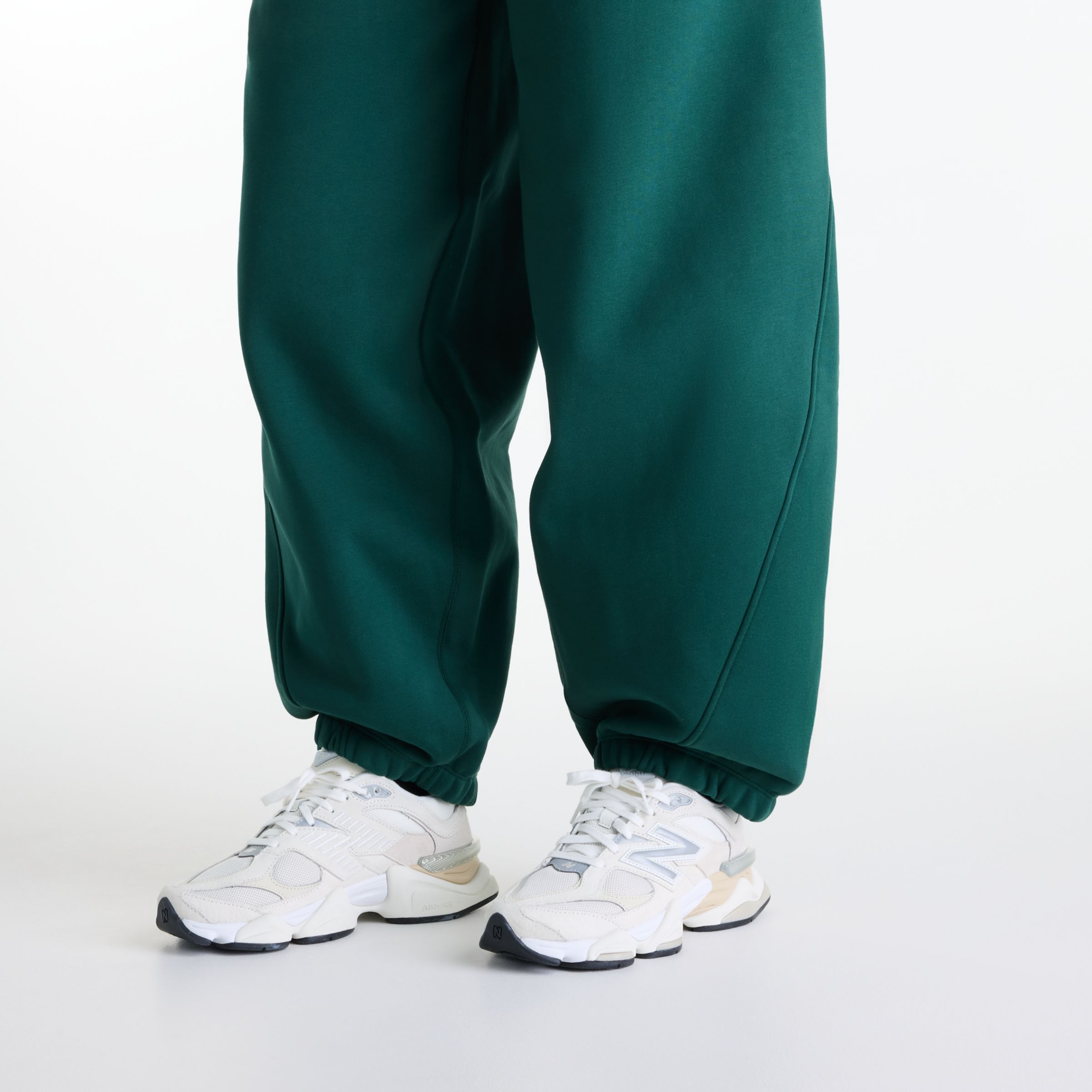 Nisaa is wearing size S and is 5'10"/177.8cm. Chest: 32"/81.28cm, Waist: 26"/66.04cm, Hips: 39"/99.06cm