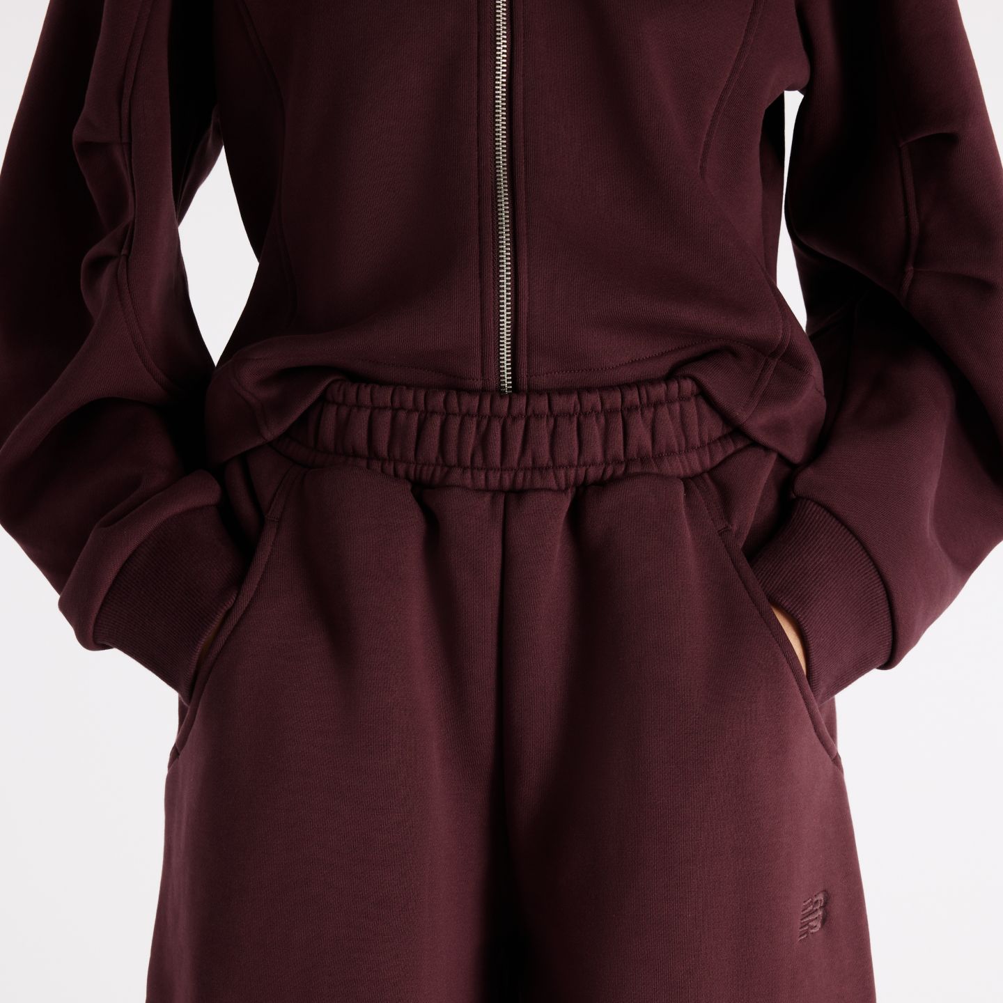 Женские брюки New Balance Athletics Crafted Fleece, цвет: Вишнёвый кожаный — фото 2