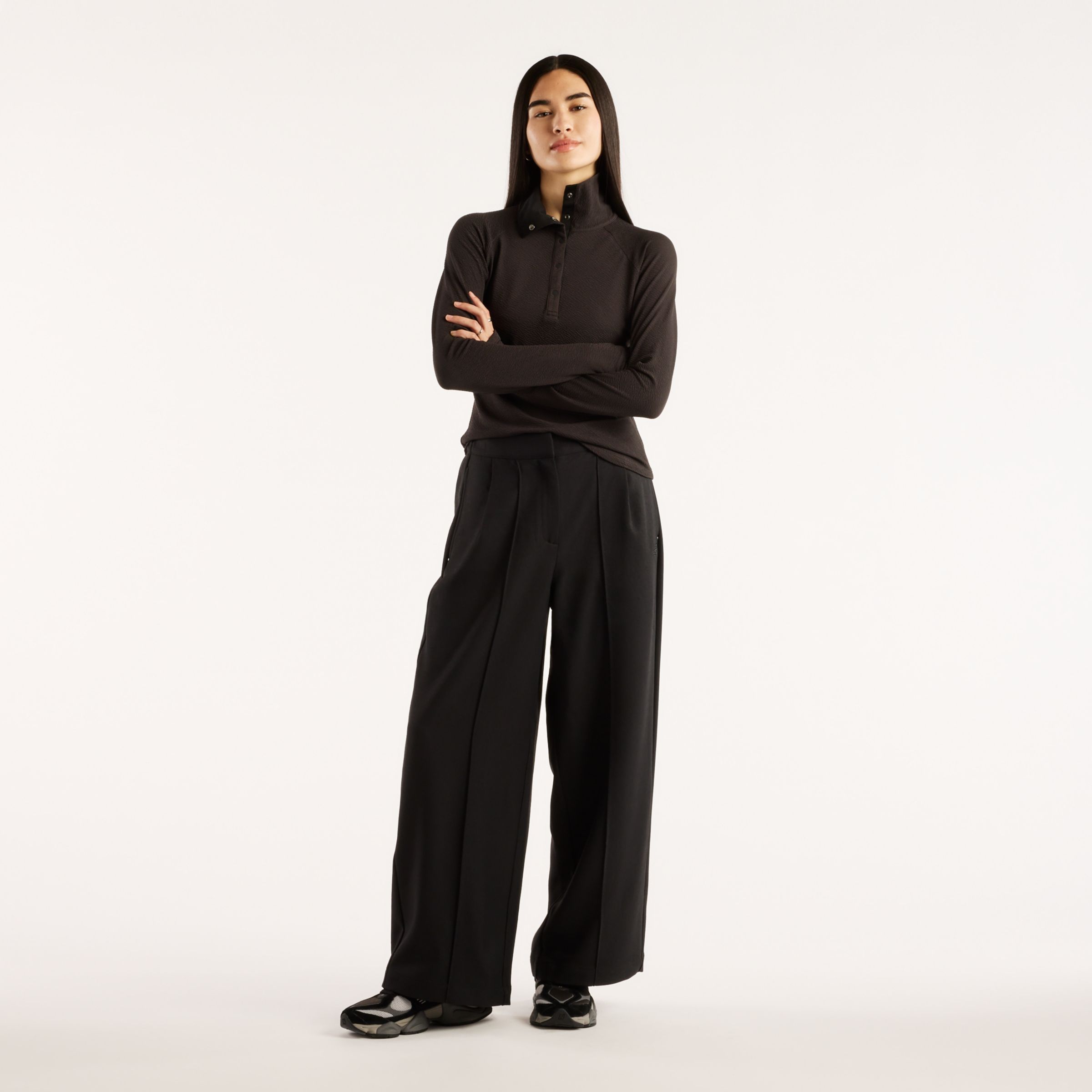 Augustina is wearing size S and is 5'7"/171cm. Chest: 32"/81cm, Waist: 24"/61cm, Hips: 36.25"/92cm