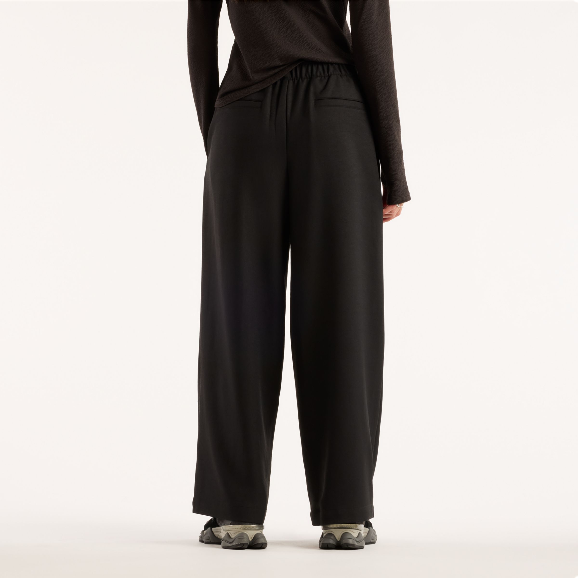Augustina is wearing size S and is 5'7"/171cm. Chest: 32"/81cm, Waist: 24"/61cm, Hips: 36.25"/92cm