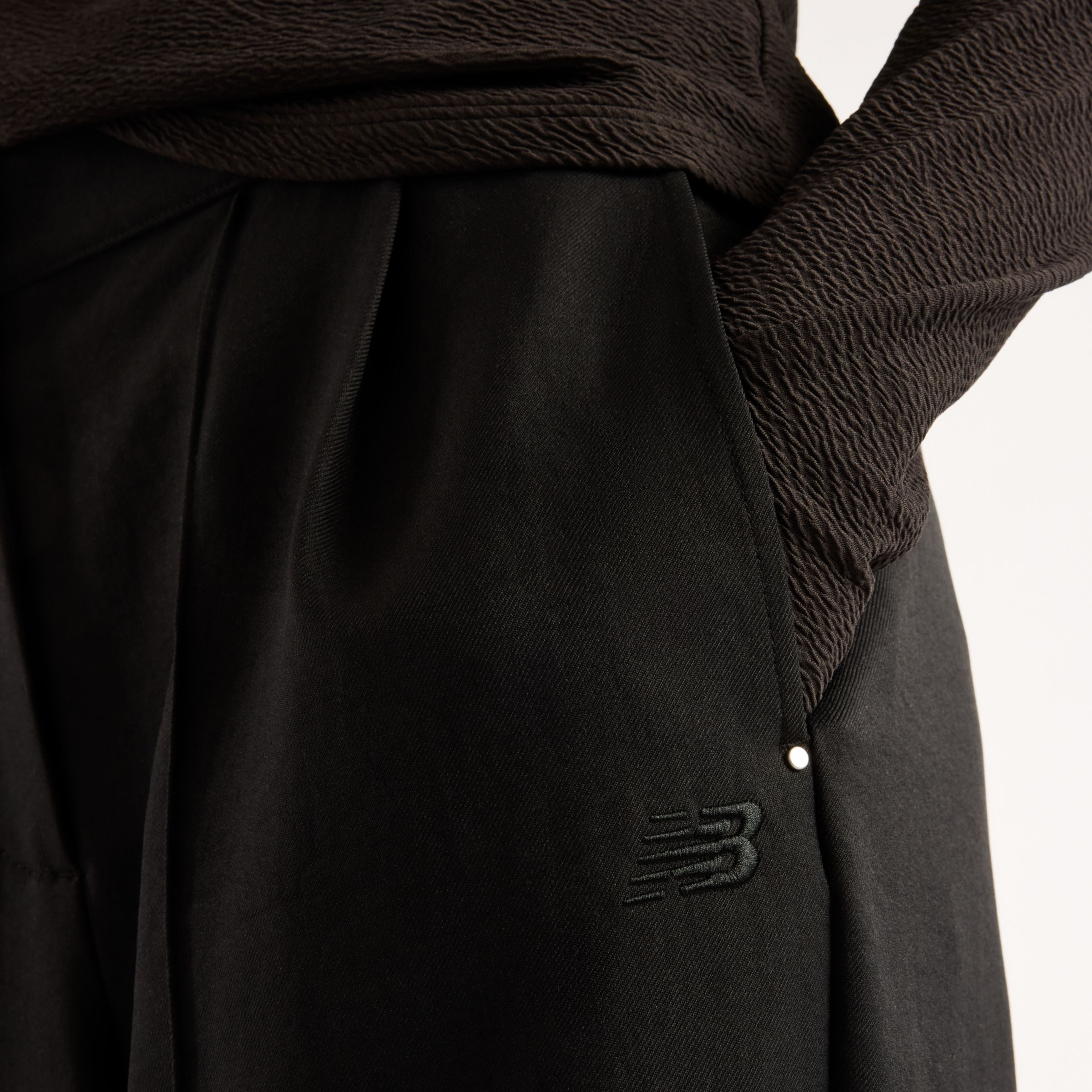 Augustina is wearing size S and is 5'7"/171cm. Chest: 32"/81cm, Waist: 24"/61cm, Hips: 36.25"/92cm