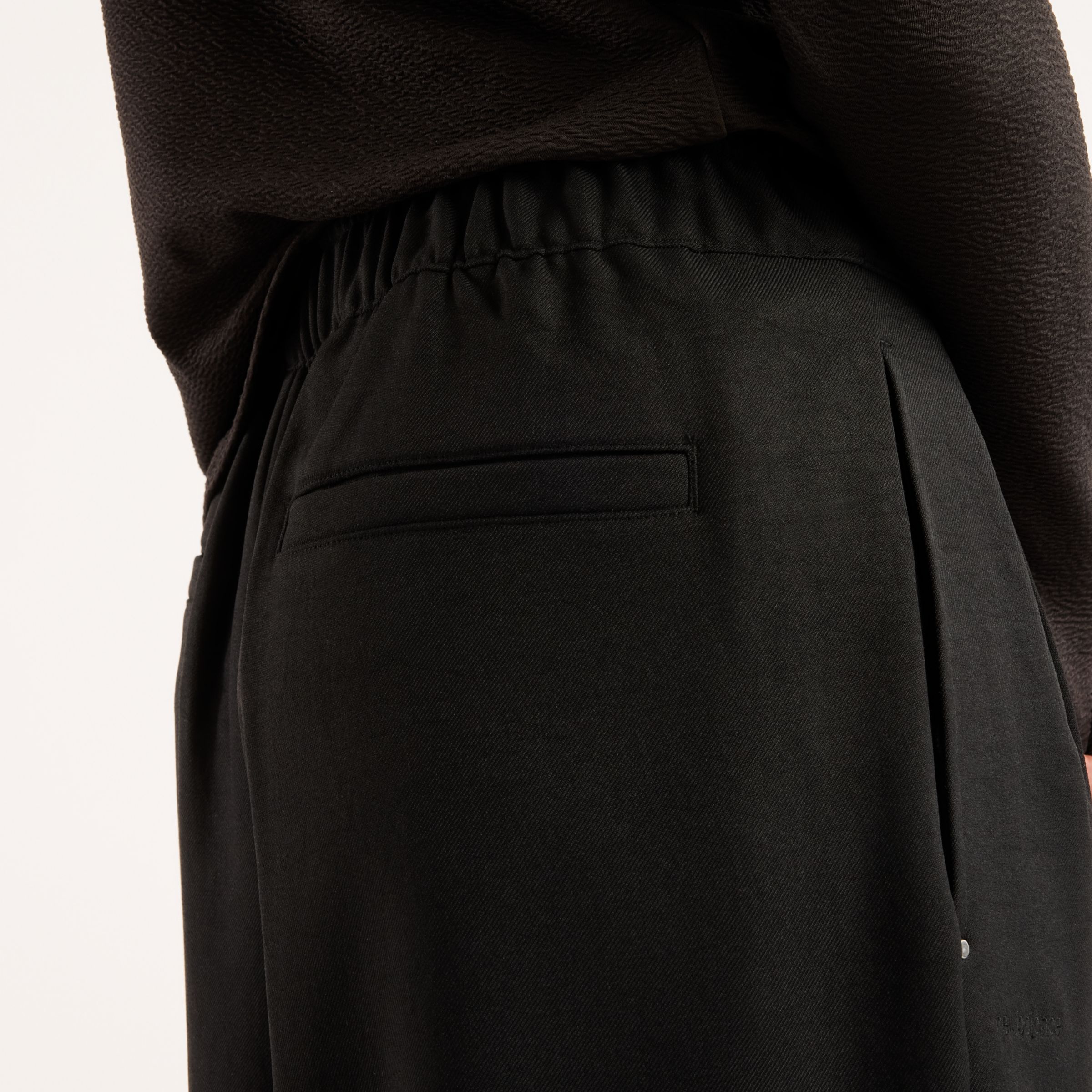 Augustina is wearing size S and is 5'7"/171cm. Chest: 32"/81cm, Waist: 24"/61cm, Hips: 36.25"/92cm