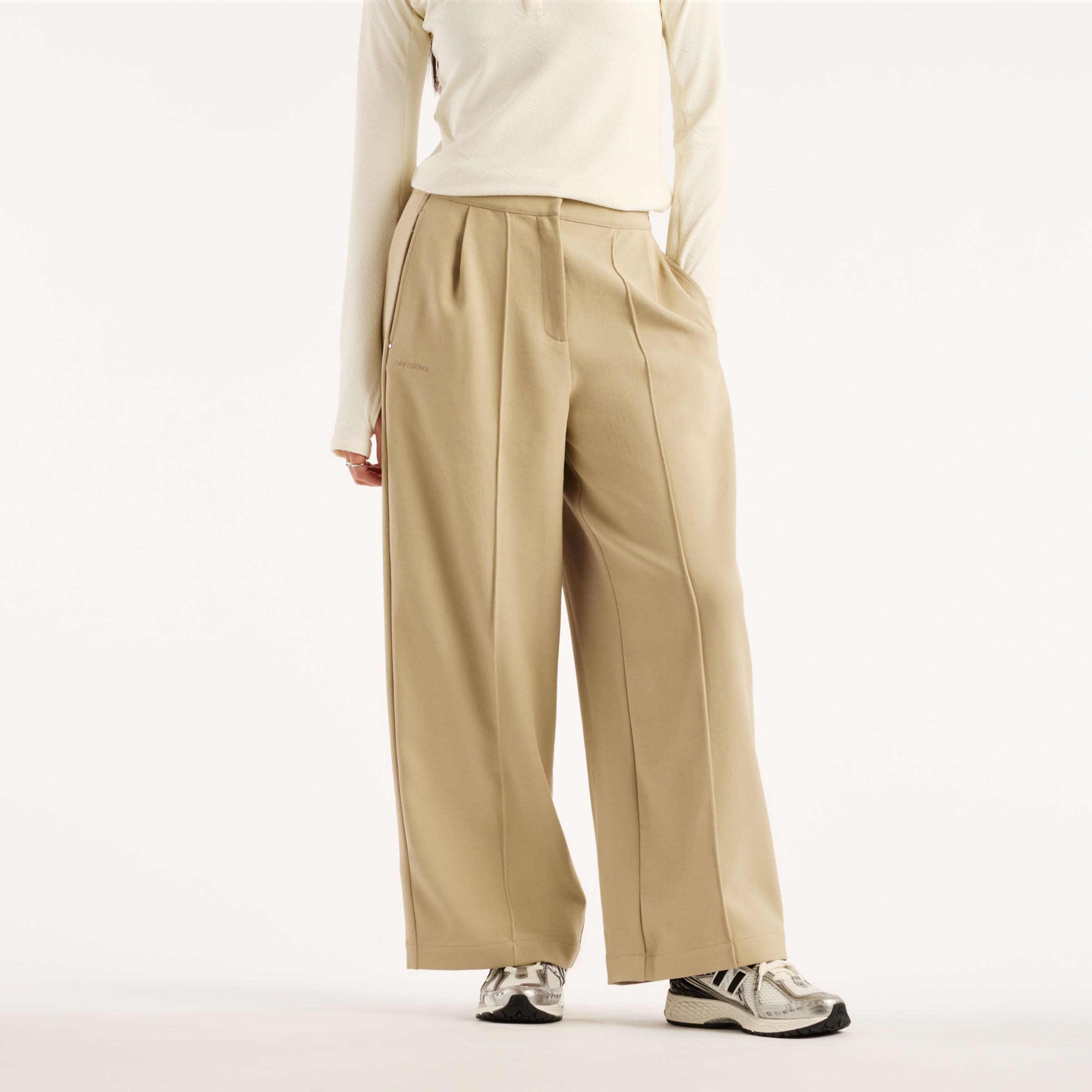 Augustina is wearing size S and is 5'7"/171cm. Chest: 32"/81cm, Waist: 24"/61cm, Hips: 36.25"/92cm