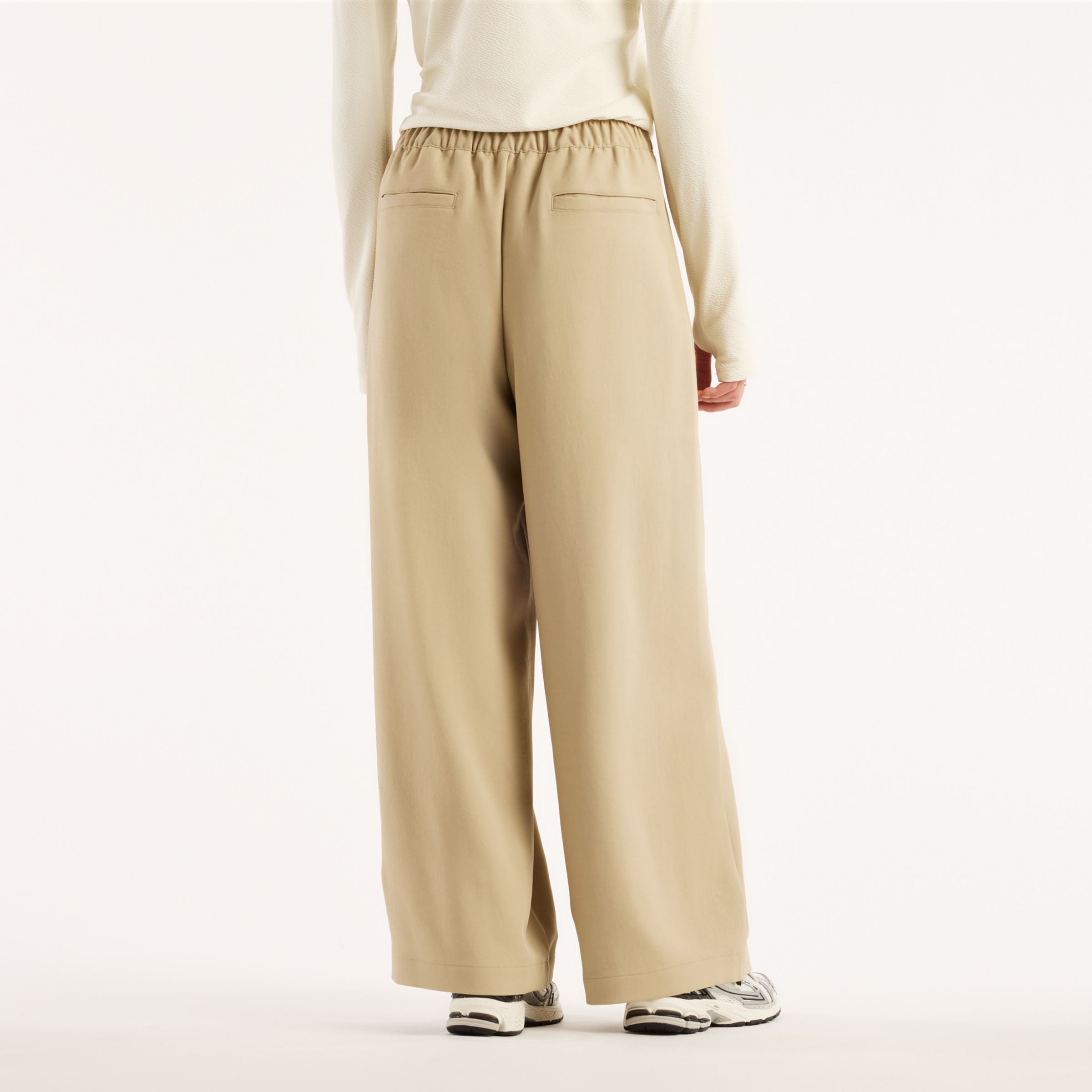 Augustina is wearing size S and is 5'7"/171cm. Chest: 32"/81cm, Waist: 24"/61cm, Hips: 36.25"/92cm