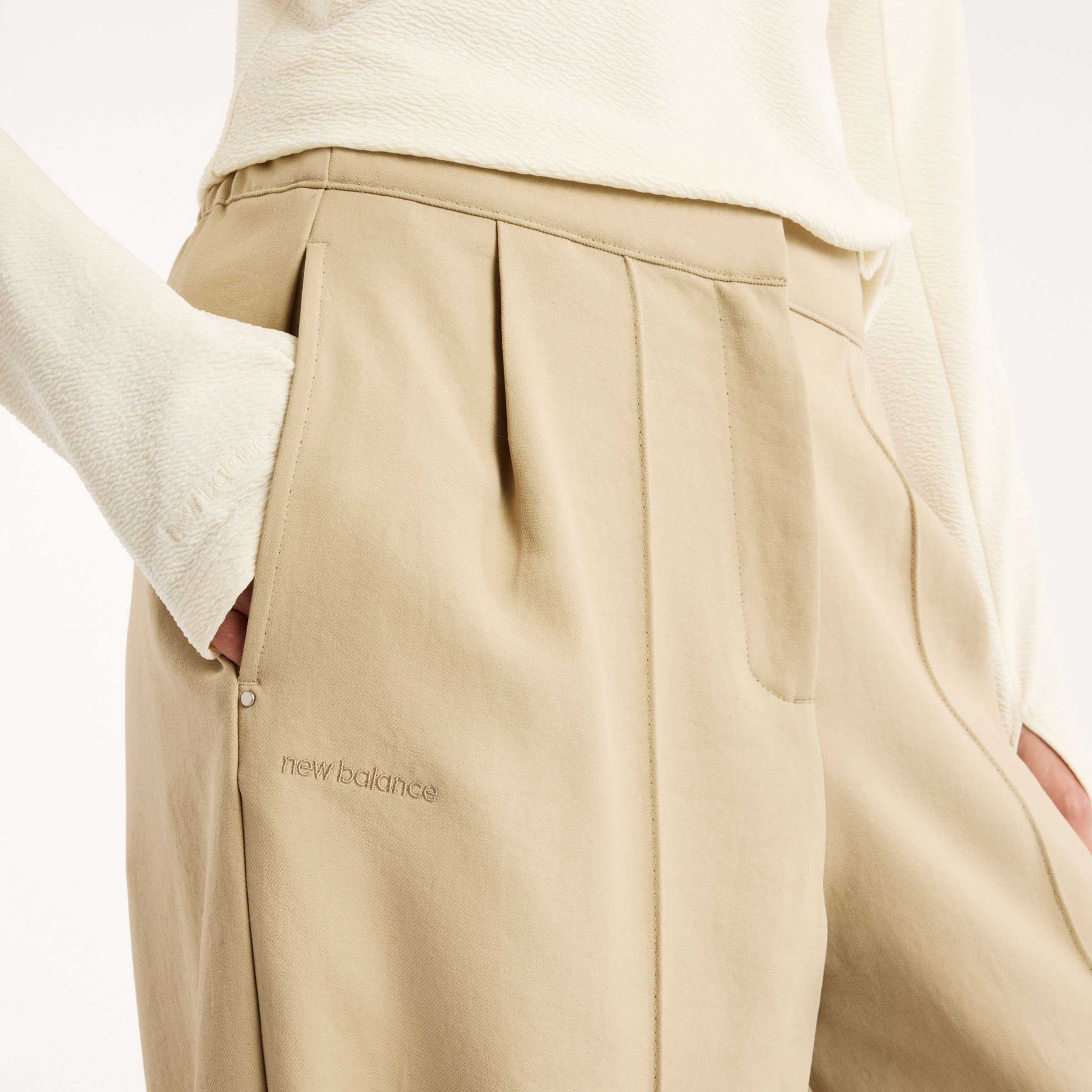 Augustina is wearing size S and is 5'7"/171cm. Chest: 32"/81cm, Waist: 24"/61cm, Hips: 36.25"/92cm