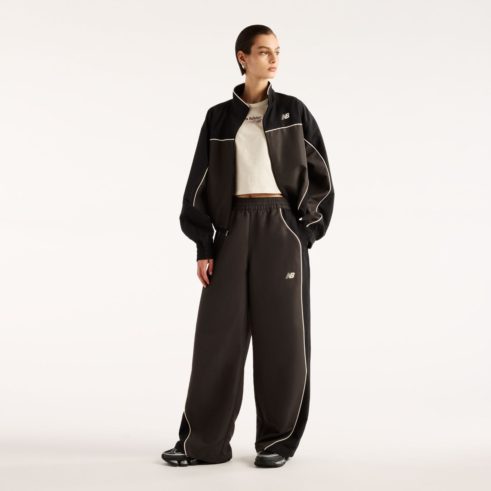 Женские брюки New Balance Trackside Woven Pant — фото 2
