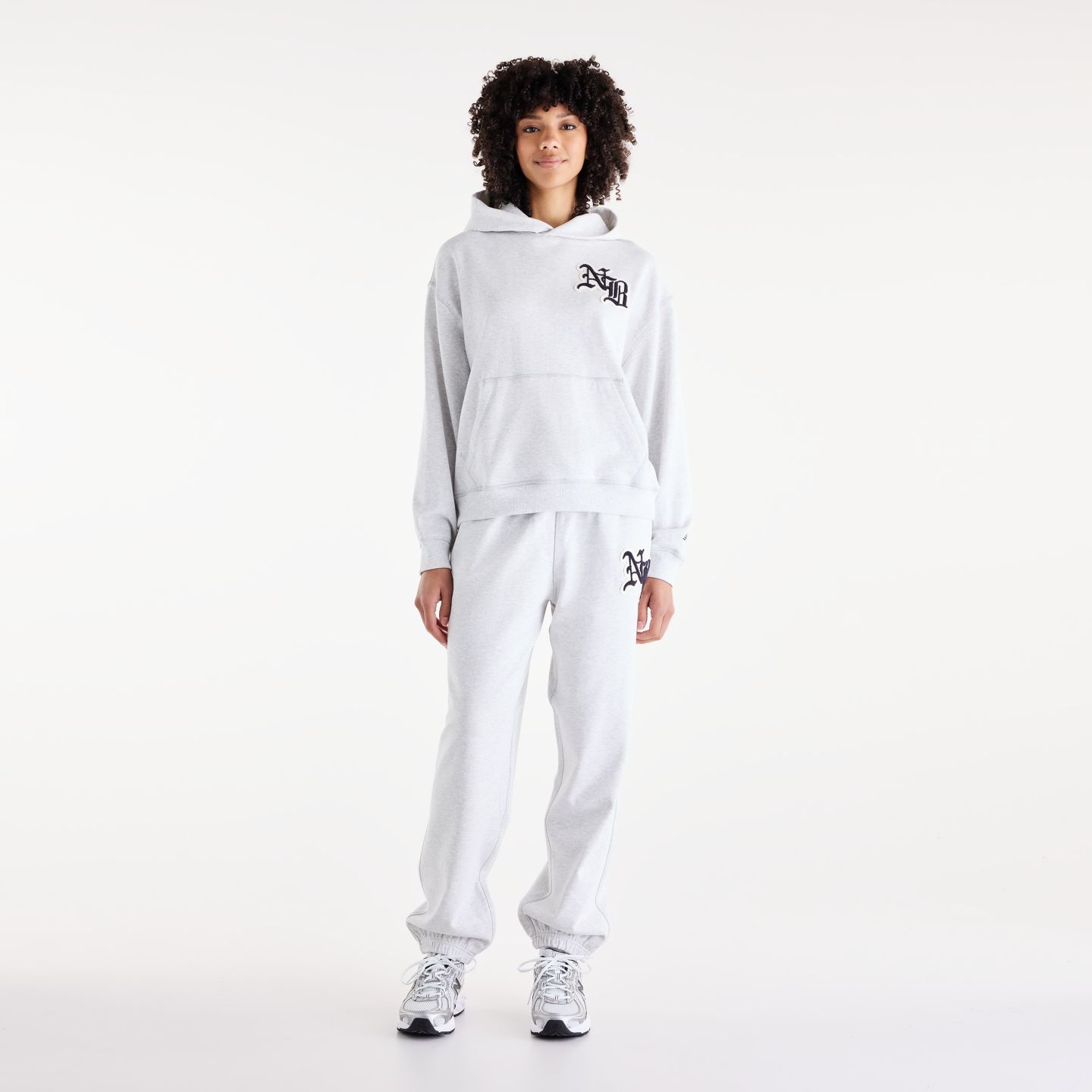 Женские брюки New Balance Varsity French Terry Jogger, цвет: Пепельный меланжевый разноцветный — фото 2