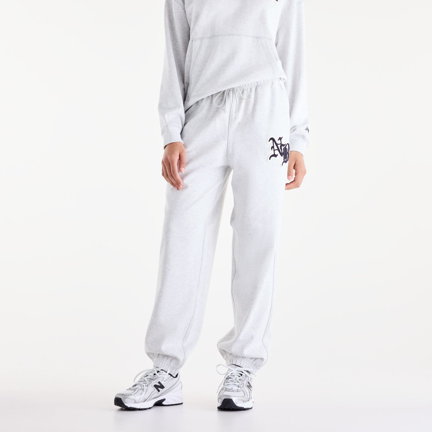 Женские брюки New Balance Varsity French Terry Jogger, цвет: Пепельный меланжевый разноцветный — фото 1