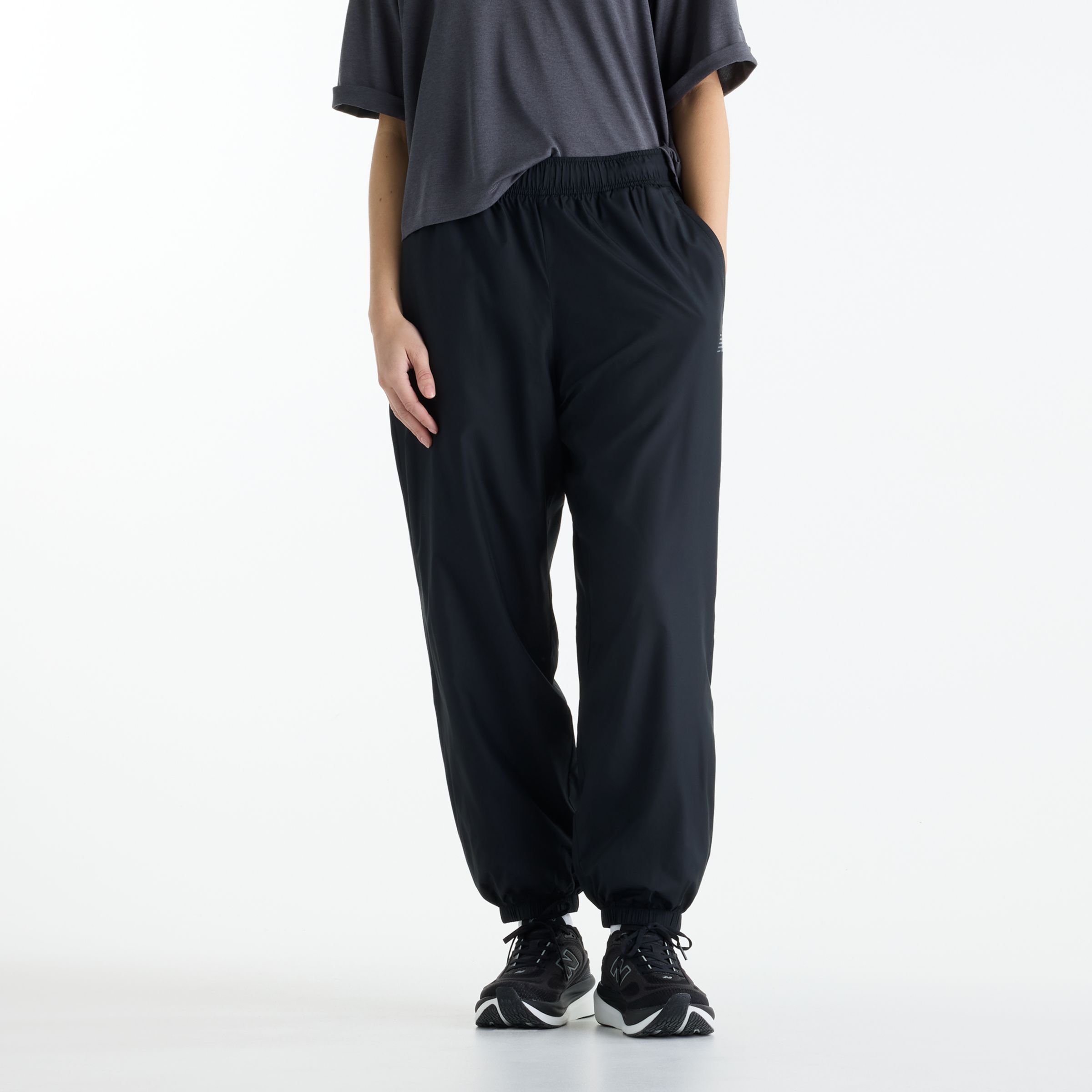 Gemma is wearing size S and is 5'7"/170.18cm. Chest: 30.5"/77.47cm, Waist: 24"/60.96cm, Hips: 35"/88.9cm