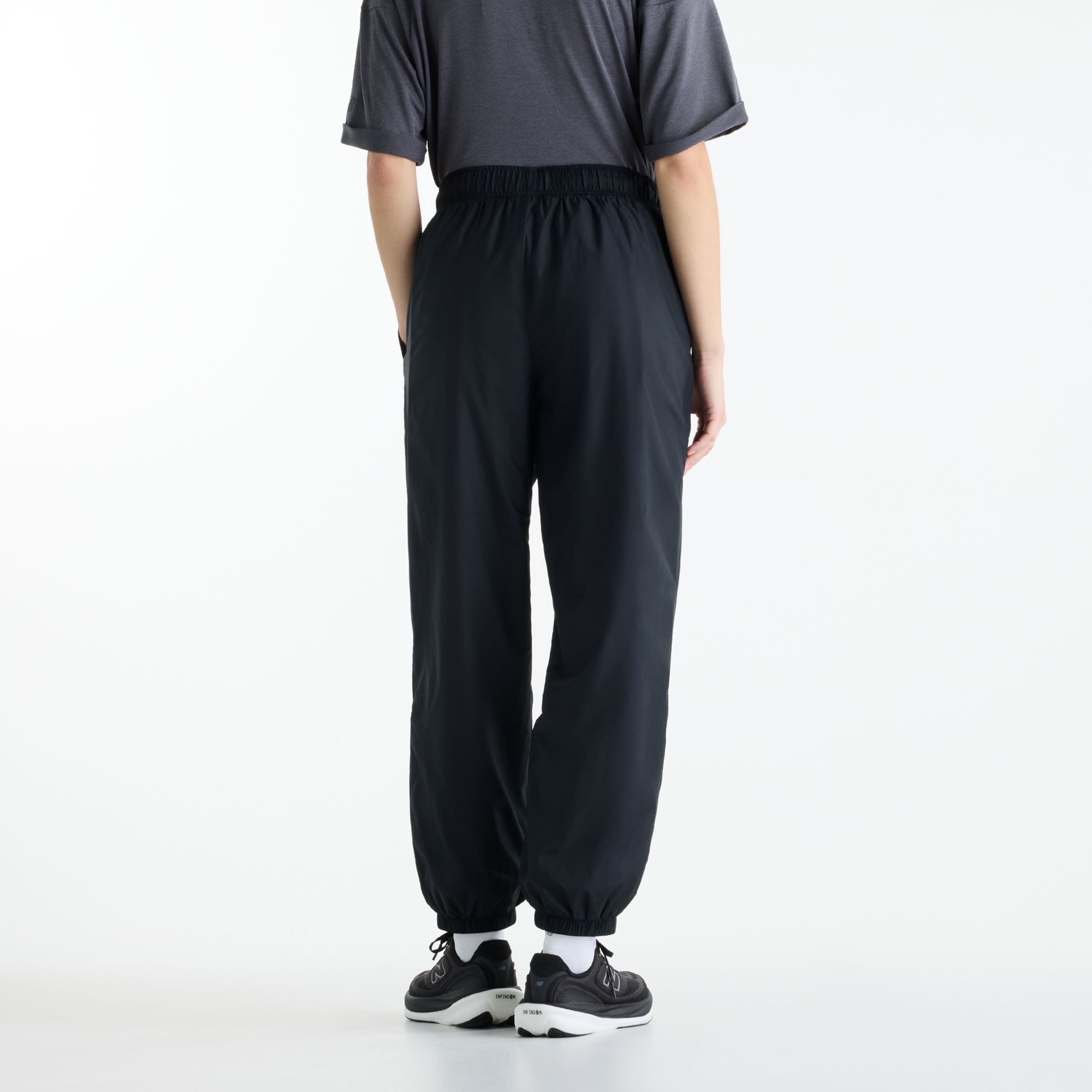 Gemma is wearing size S and is 5'7"/170.18cm. Chest: 30.5"/77.47cm, Waist: 24"/60.96cm, Hips: 35"/88.9cm