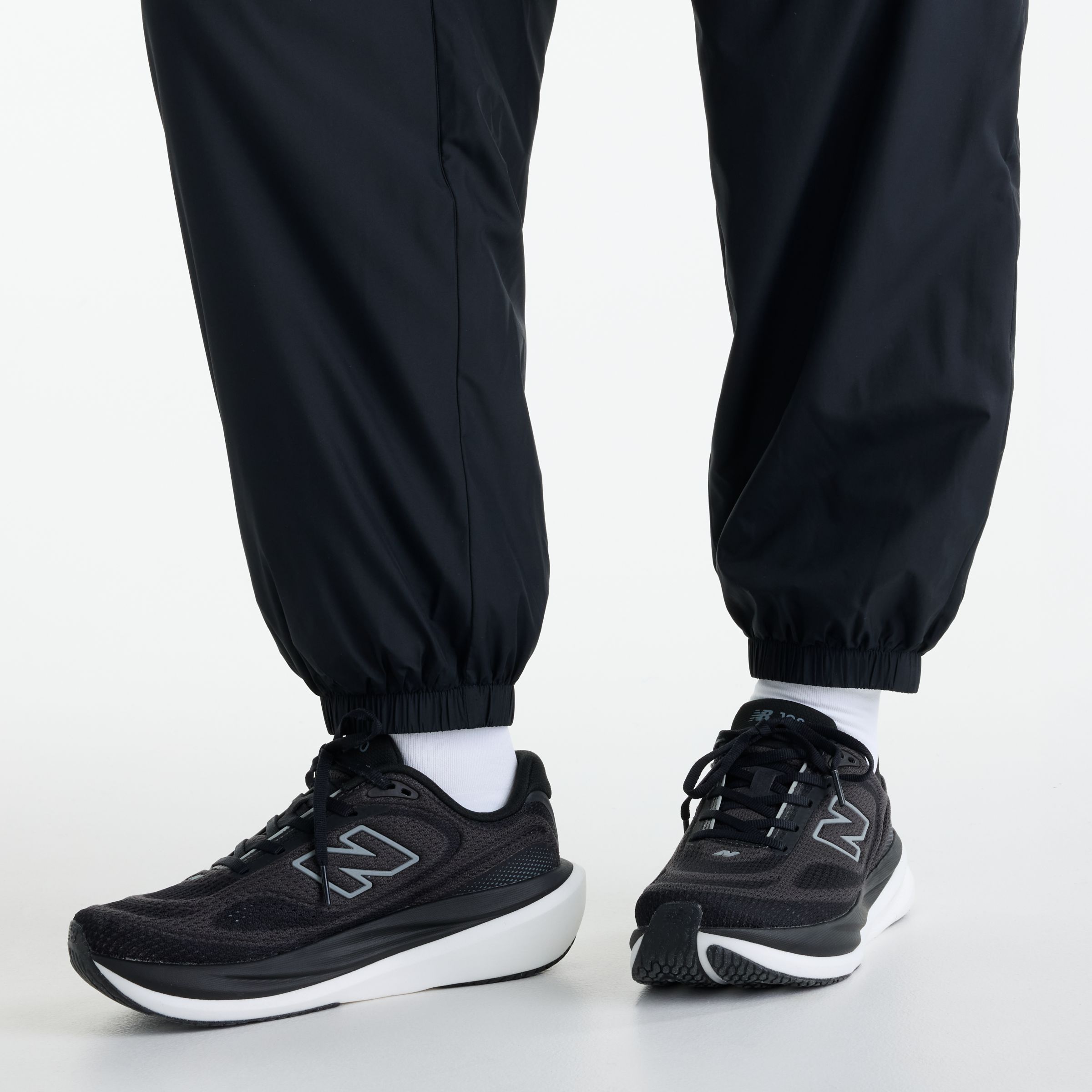 Gemma is wearing size S and is 5'7"/170.18cm. Chest: 30.5"/77.47cm, Waist: 24"/60.96cm, Hips: 35"/88.9cm