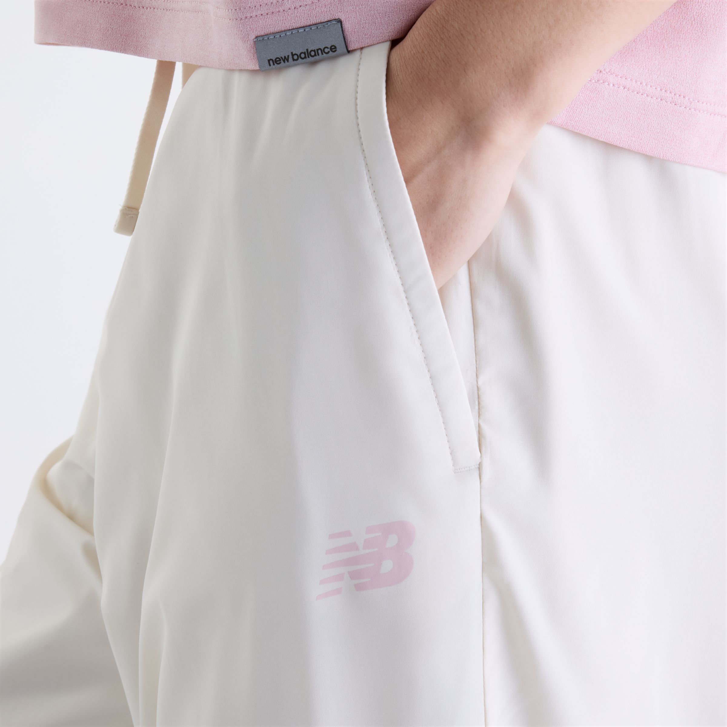 Gemma is wearing size S and is 5'7"/170.18cm. Chest: 30.5"/77.47cm, Waist: 24"/60.96cm, Hips: 35"/88.9cm