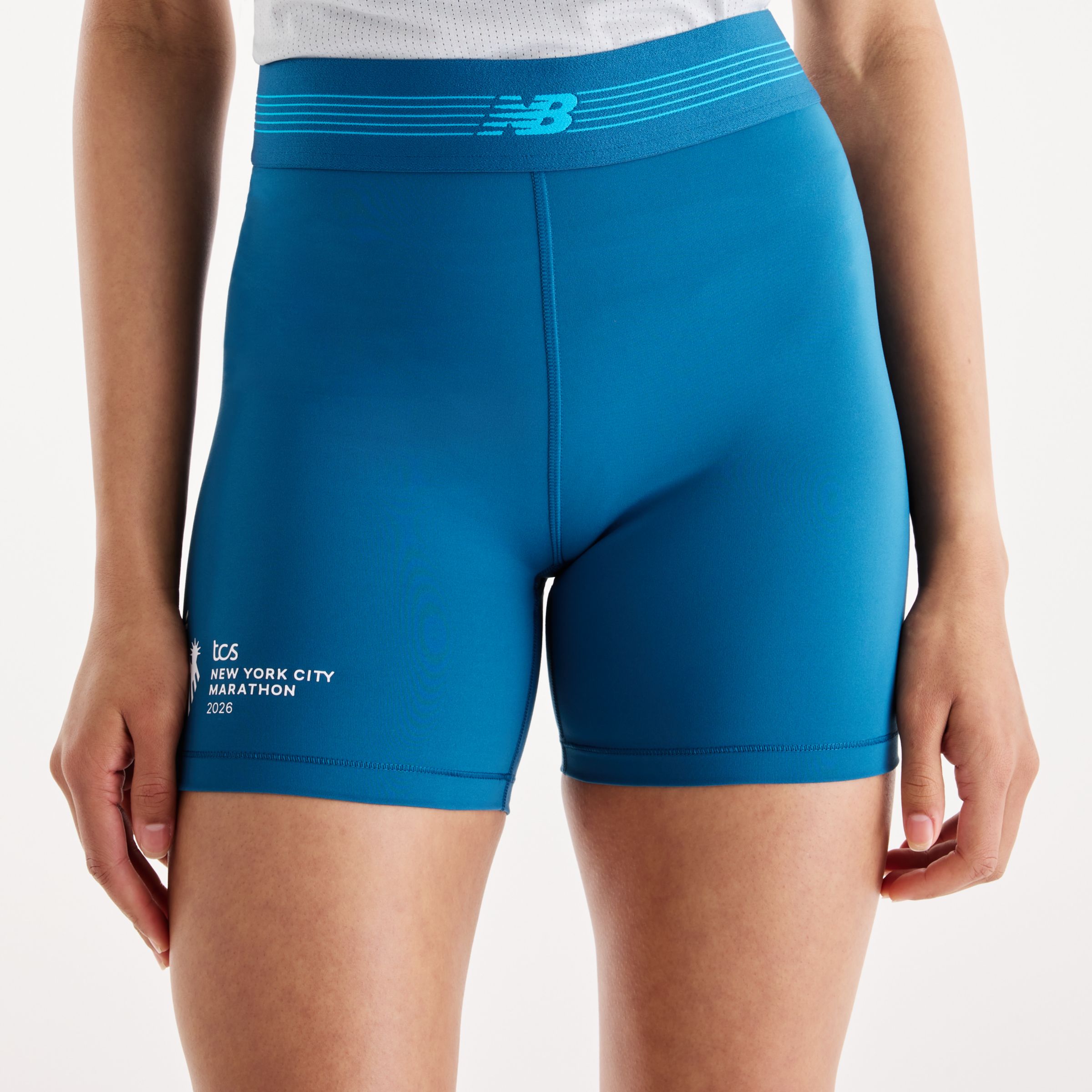 Payton is wearing size S and is 31"/45cm. Chest: 31" / 79 cm, Waist: 24.5" / 62 cm, Hips: 37" / 94 cm