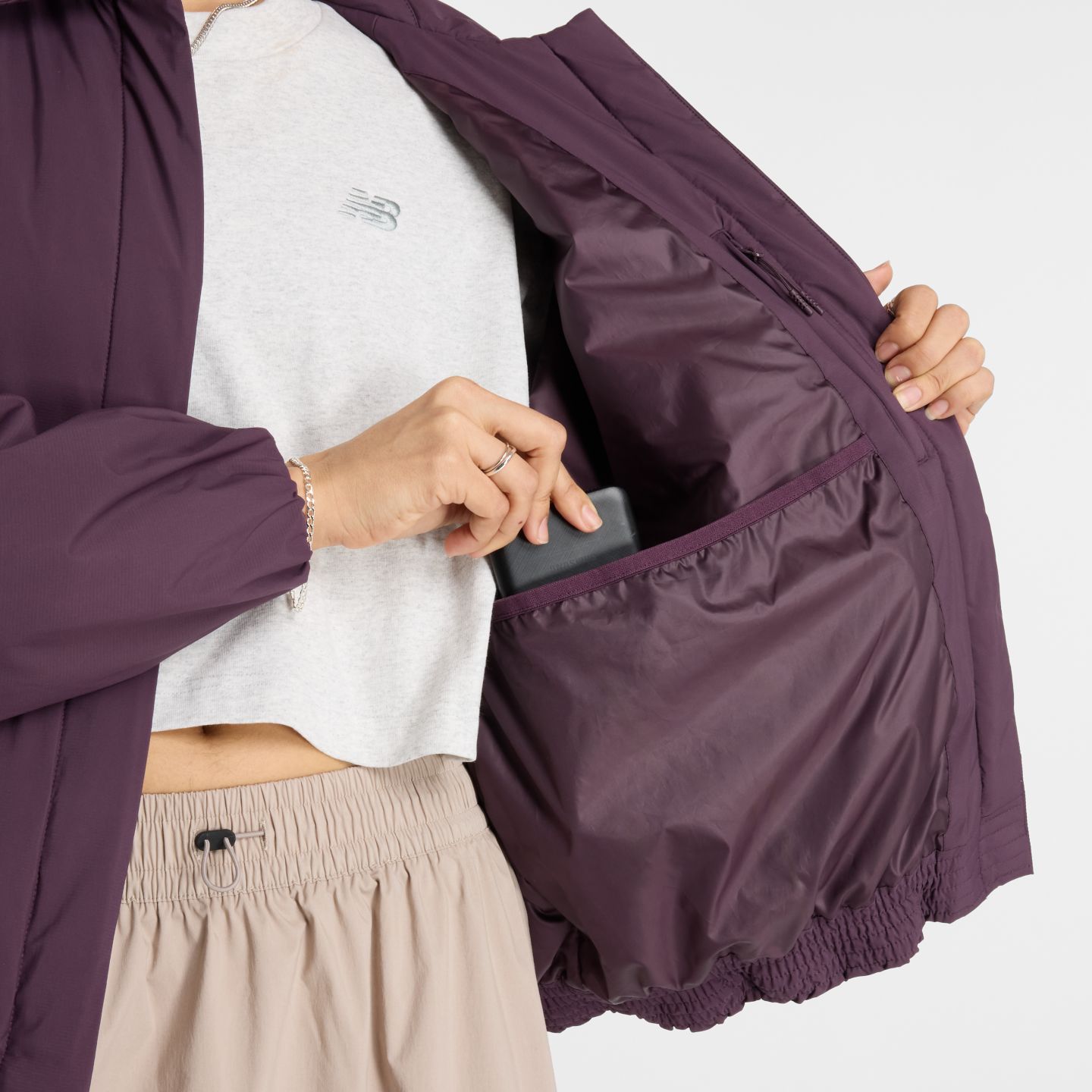 Женская куртка New Balance Coaches, цвет: Сливовый коричневый — фото 9