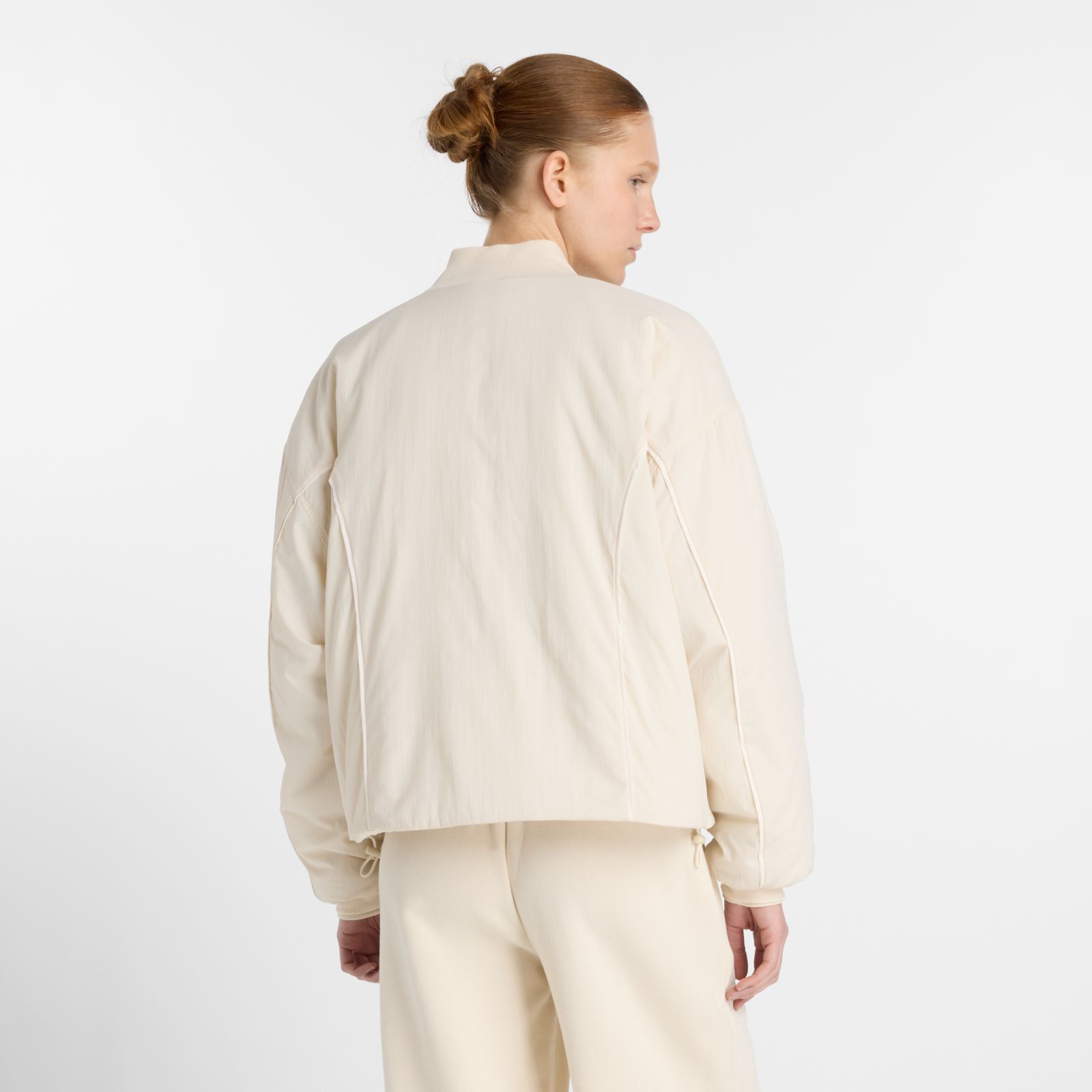 Женские куртки New Balance Reimagined Woven Bomber Jacket — фото 3