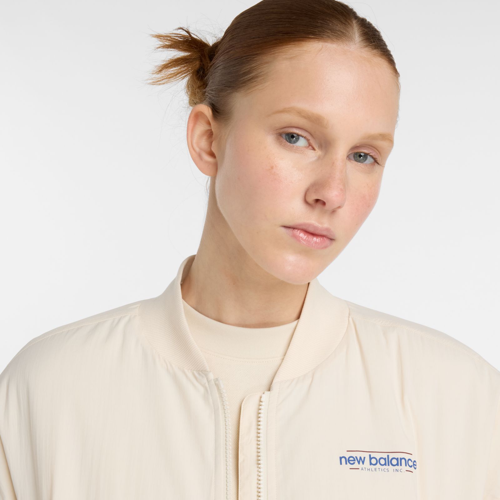 Женские куртки New Balance Reimagined Woven Bomber Jacket — фото 2