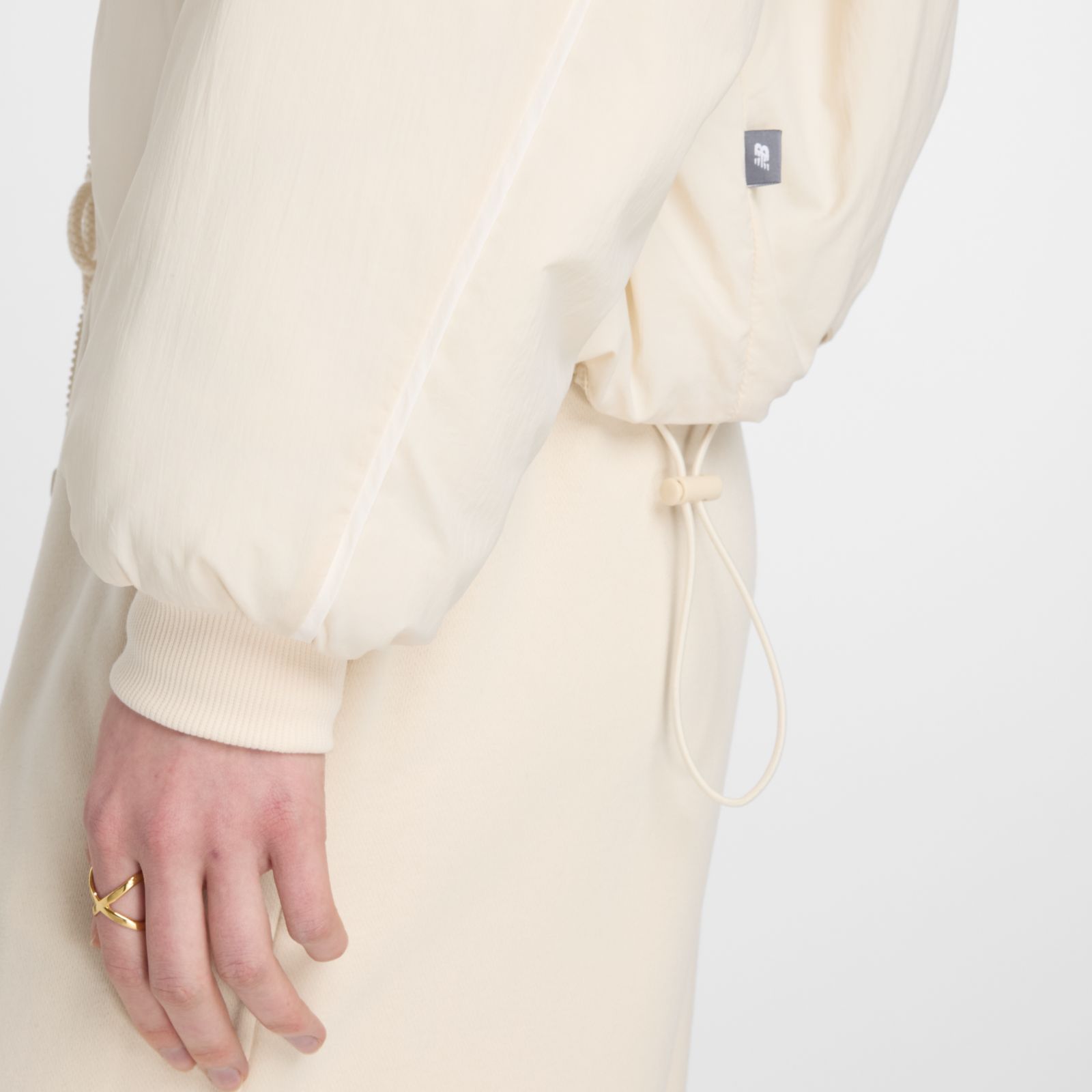 Женские куртки New Balance Reimagined Woven Bomber Jacket — фото 6