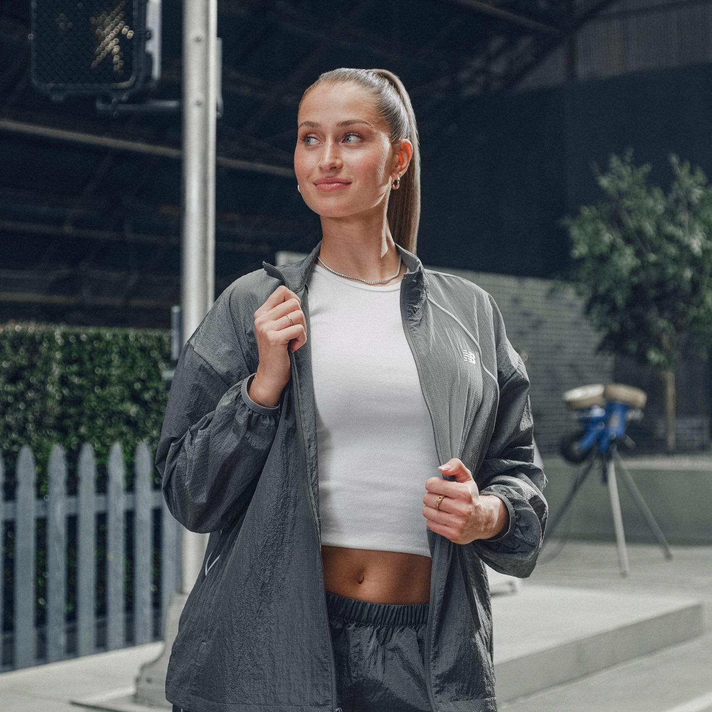 Женская куртка New Balance Sport Legacy, цвет: Тёмно-серый — фото 2