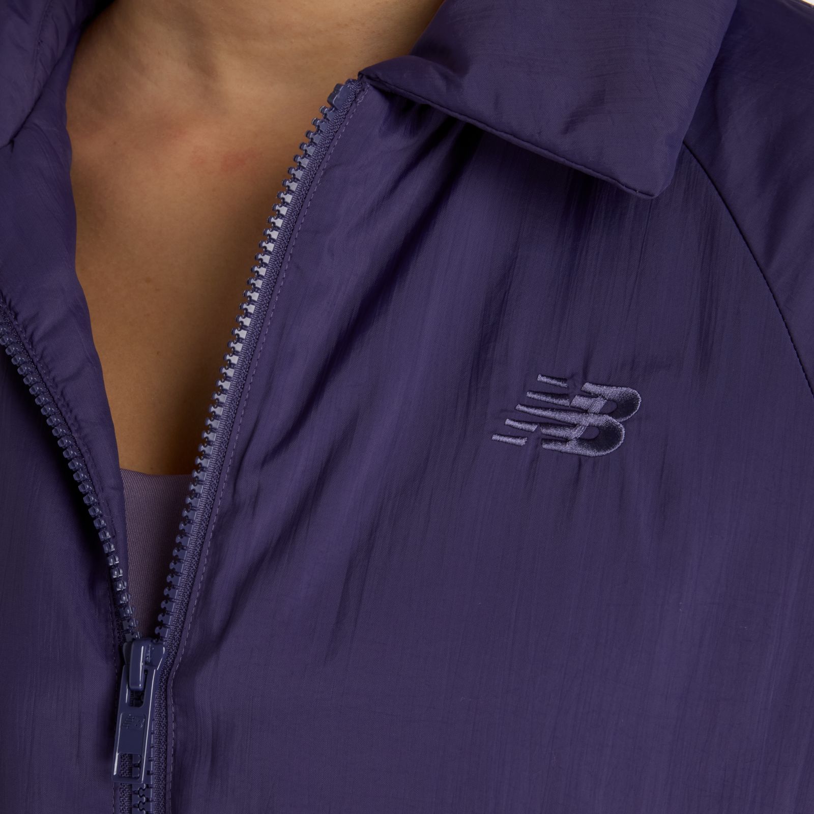 Женские куртки New Balance Woven Bomber Jacket — фото 6