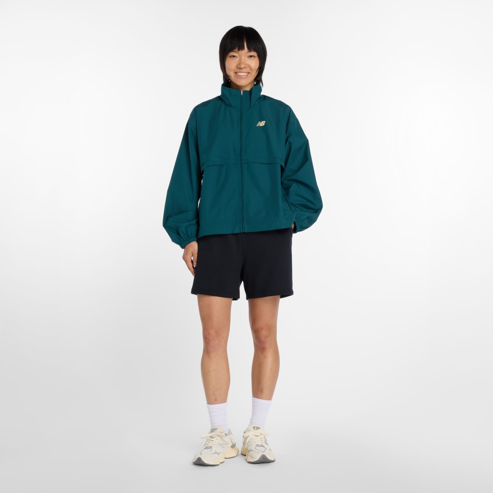 Женские куртки New Balance Trackside Woven Jacket — фото 2