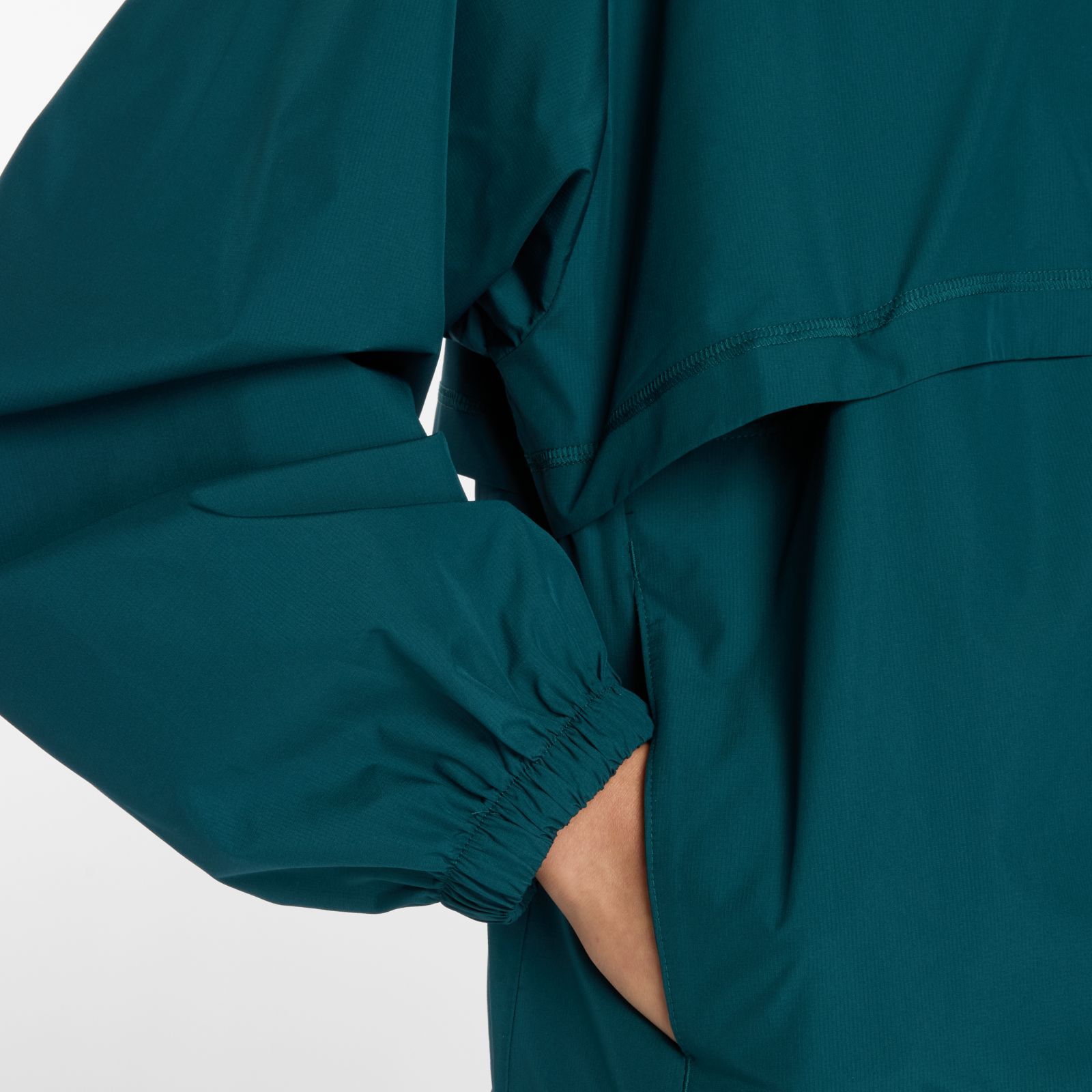 Женские куртки New Balance Trackside Woven Jacket — фото 5