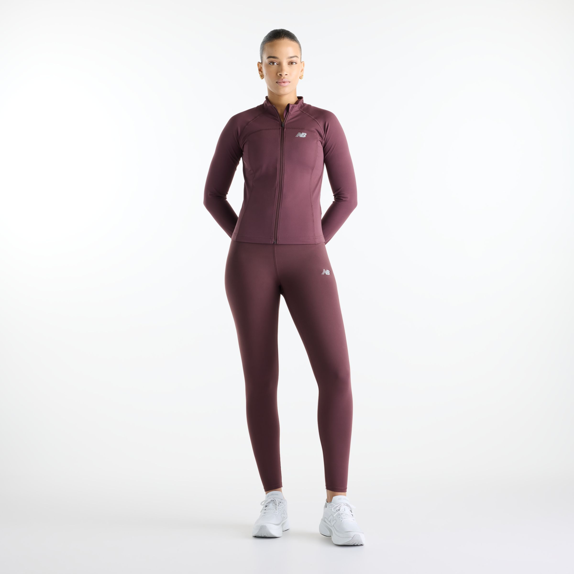 Nisaa tr&auml;gt Gr&ouml;&szlig;e S und ist 5'10"/177.8cm gro&szlig;. Brust : 32"/81.28cm, Taille : 26"/66.04cm, H&uuml;fte : 39"/99.06cm