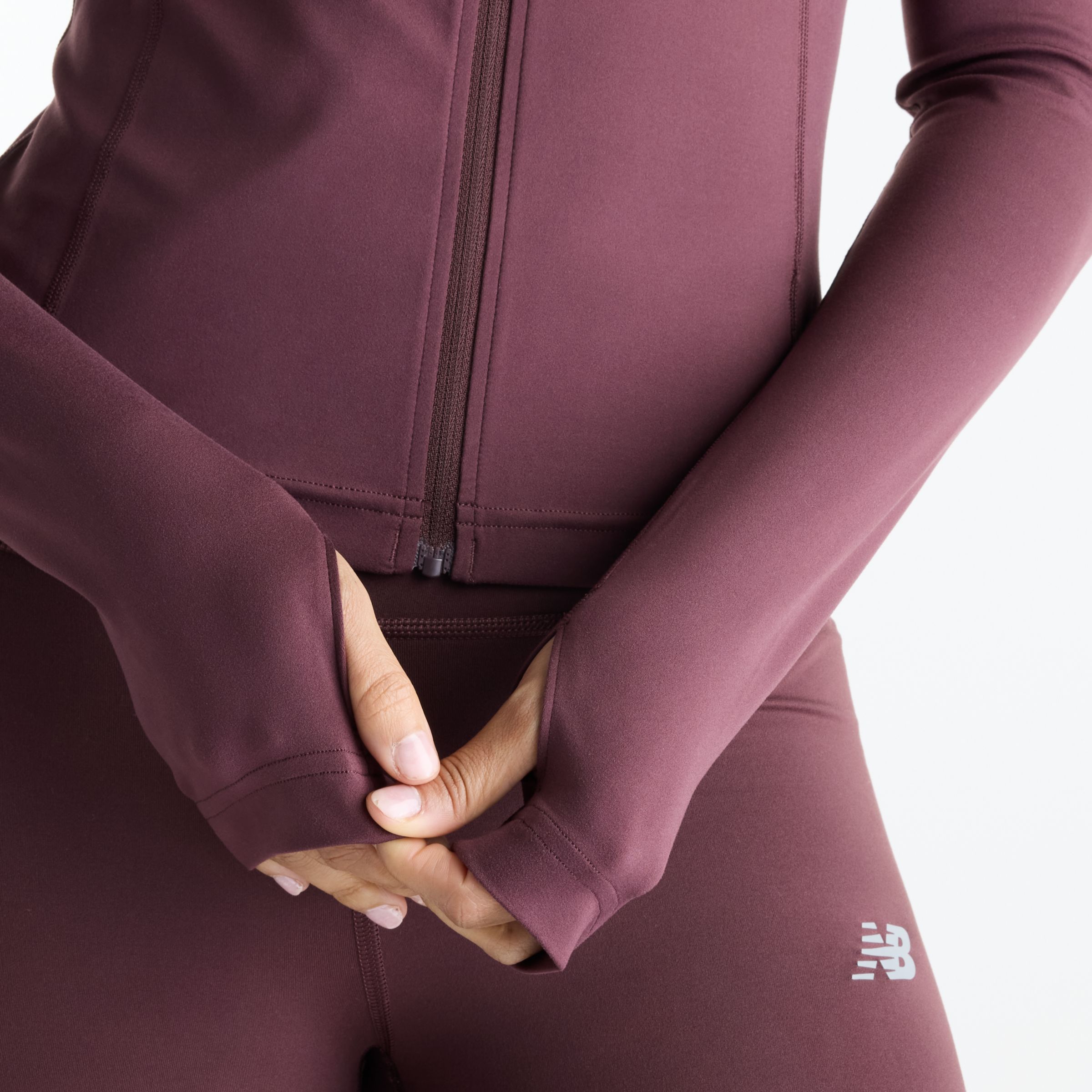 Nisaa tr&auml;gt Gr&ouml;&szlig;e S und ist 5'10"/177.8cm gro&szlig;. Brust : 32"/81.28cm, Taille : 26"/66.04cm, H&uuml;fte : 39"/99.06cm