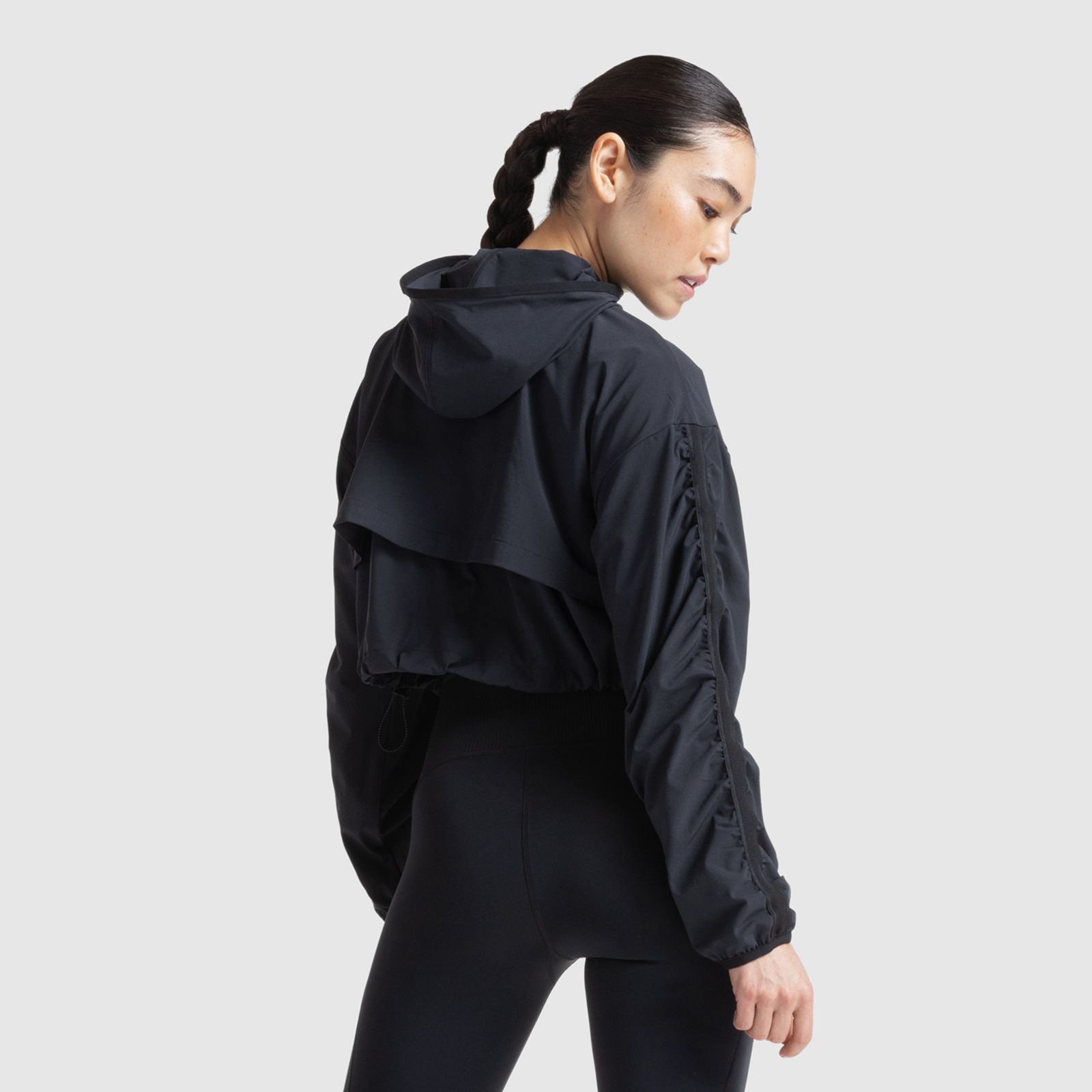 Женские куртки New Balance Klutch Athletics Woven Jacket — фото 2