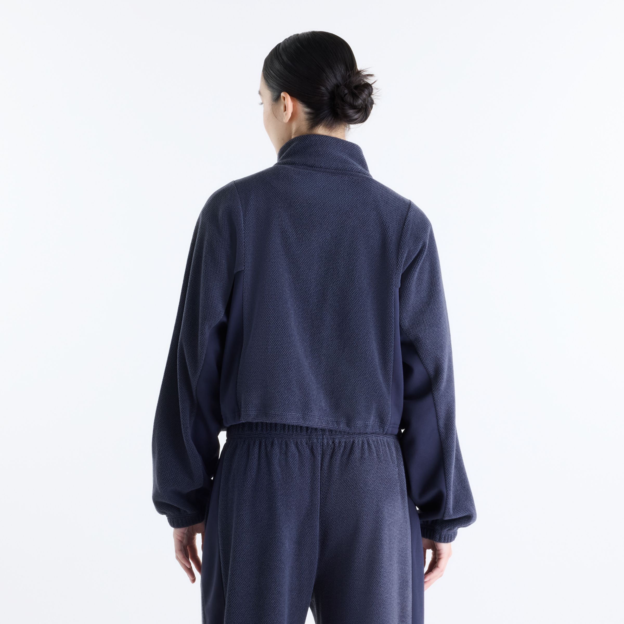 Gemma is wearing size S and is 5'7"/170.18cm. Chest: 30.5"/77.47cm, Waist: 24"/60.96cm, Hips: 35"/88.9cm