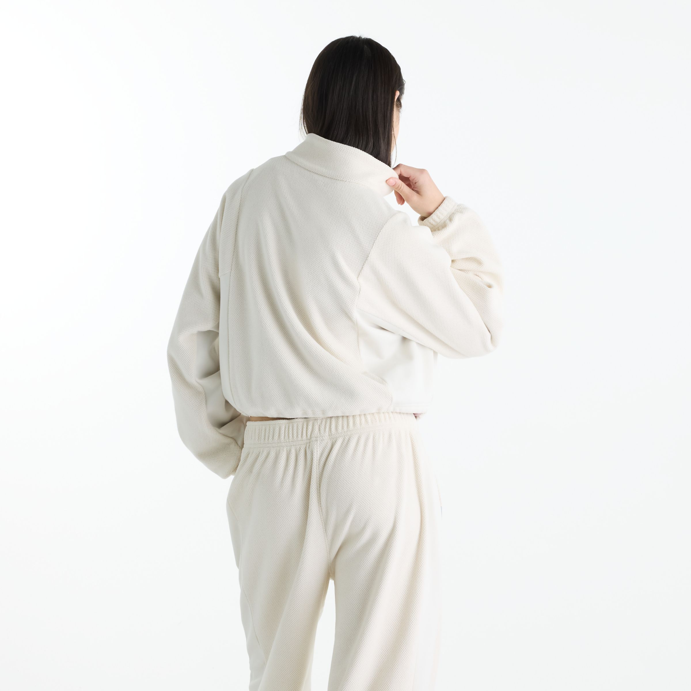 Gemma is wearing size S and is 5'7"/170.18cm. Chest: 30.5"/77.47cm, Waist: 24"/60.96cm, Hips: 35"/88.9cm