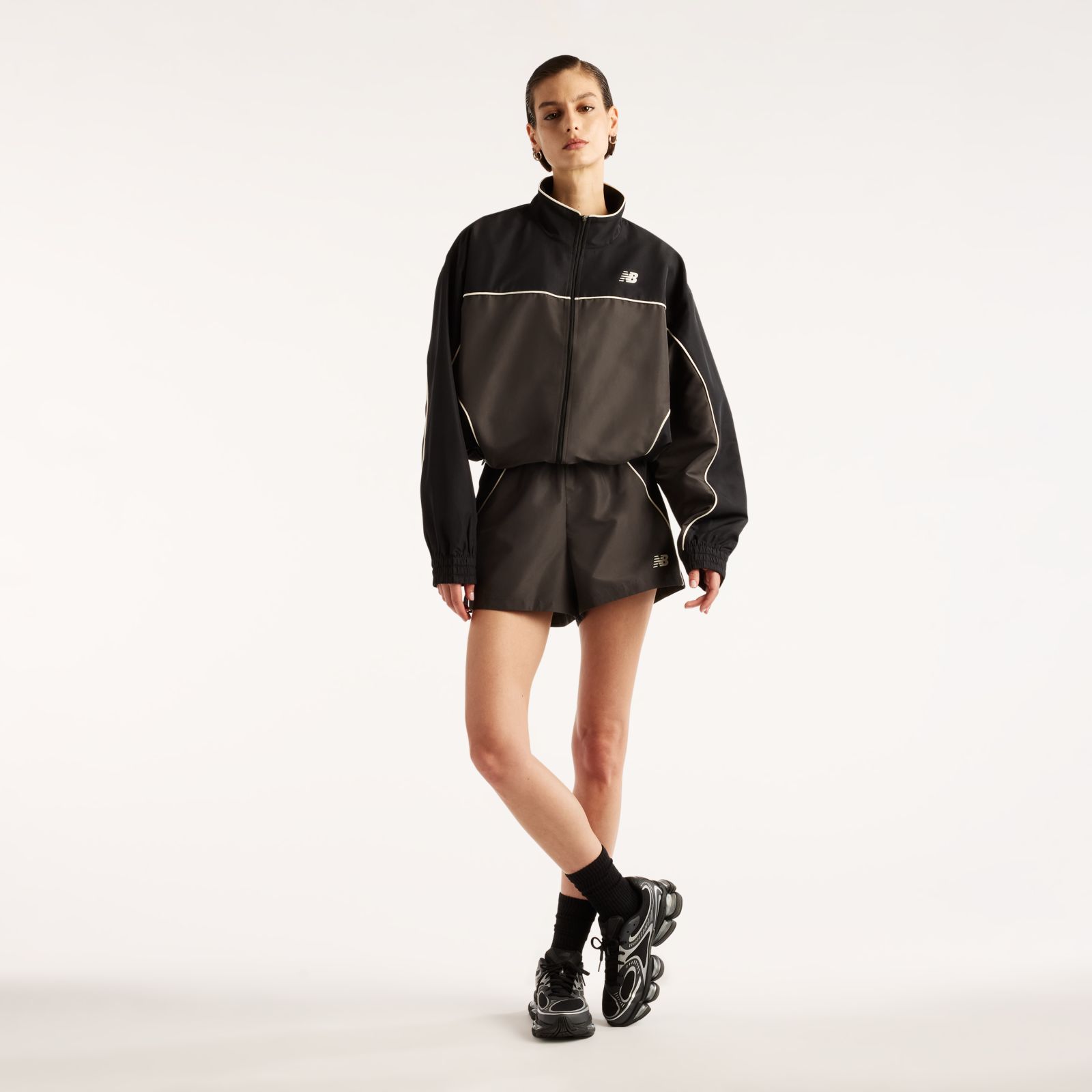Женские куртки New Balance Trackside Woven Jacket — фото 2